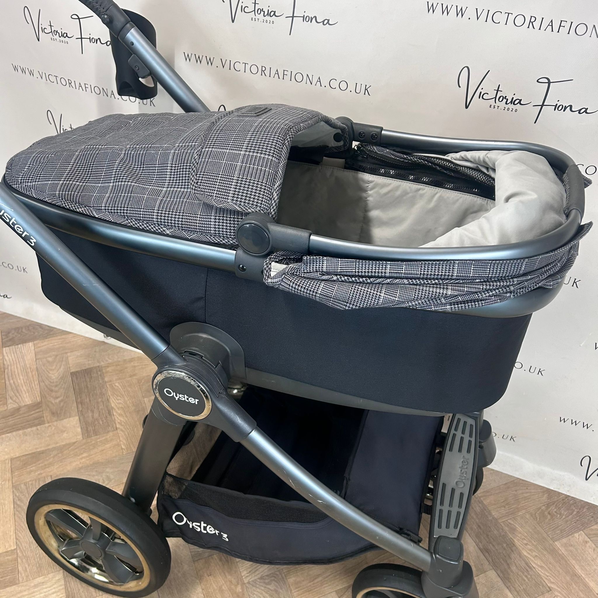 PRELOVED Babystyle Oyster 3 Pushchair & Carrycot - Manhattan Grey Check - Image 3