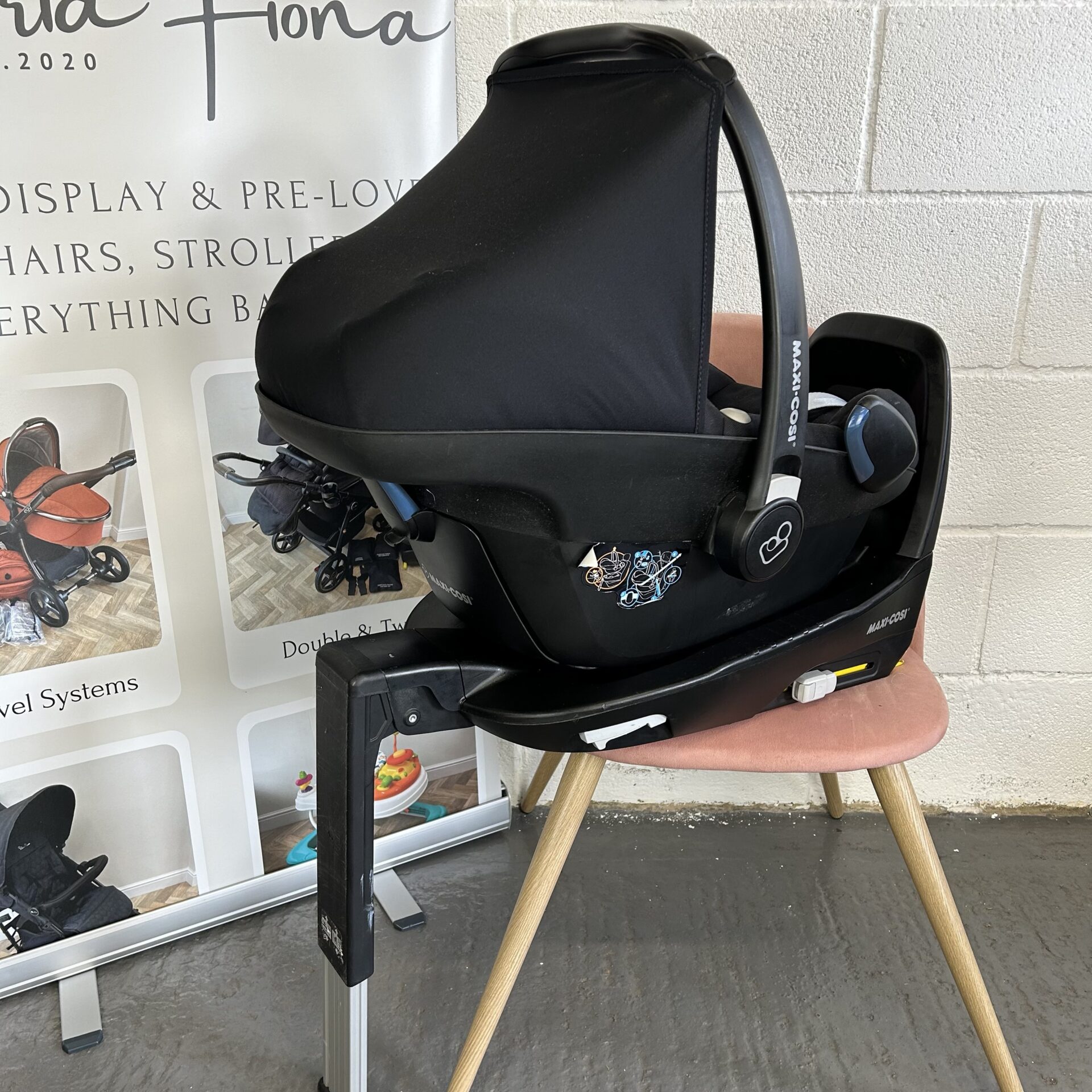 PRELOVED Maxi Cosi Pebble Pro Car Seat with Family Fix 2 Isofix Base