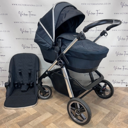 PRELOVED Silver Cross Pioneer Pushchair + Carrycot - PEPPER BLACK & CHROME