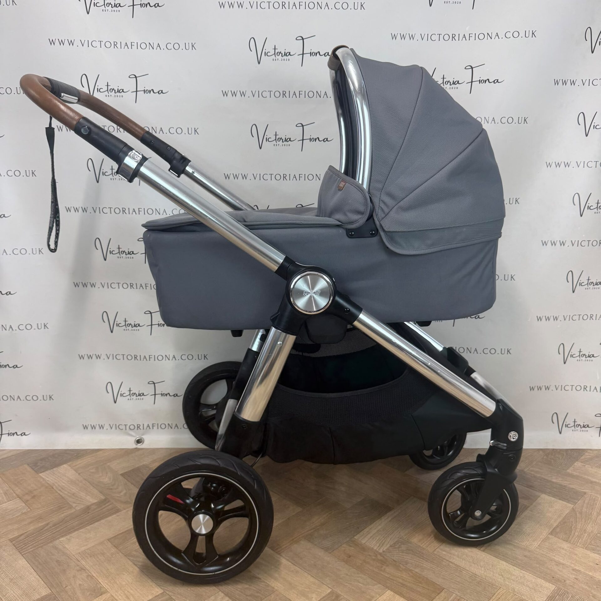 PRELOVED Mamas & Papas Ocarro Carrycot & Pushchair - Fossil Grey - Image 4