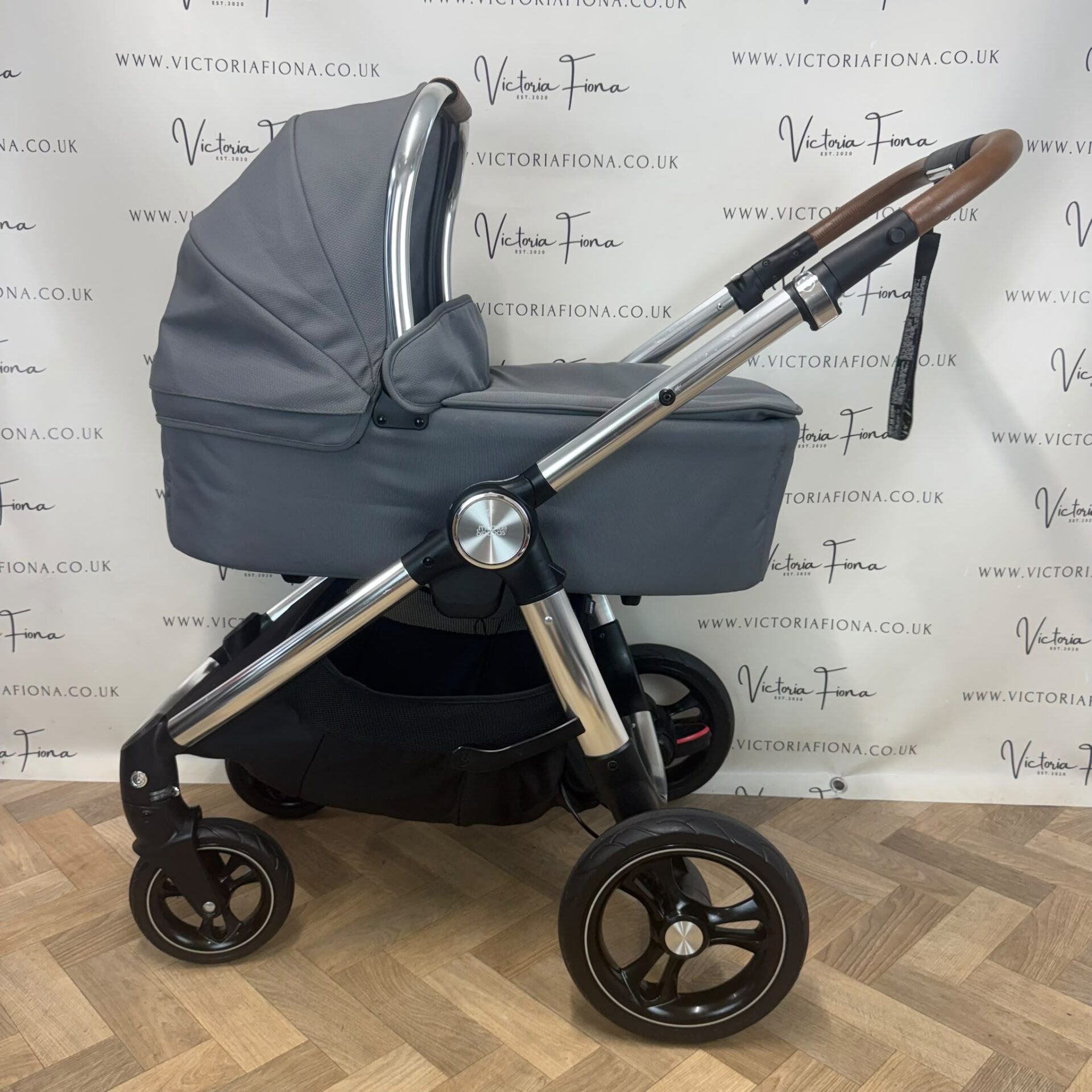 PRELOVED Mamas & Papas Ocarro Carrycot & Pushchair - Fossil Grey - Image 2