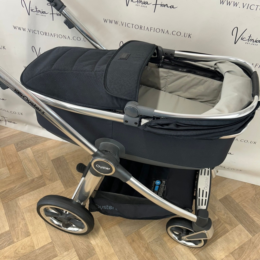 PRELOVED Babystyle Oyster 3 Pushchair & Carrycot 0-22kg Luxx Special Edition - Jurassic Black-  RRP£1045 - Image 3