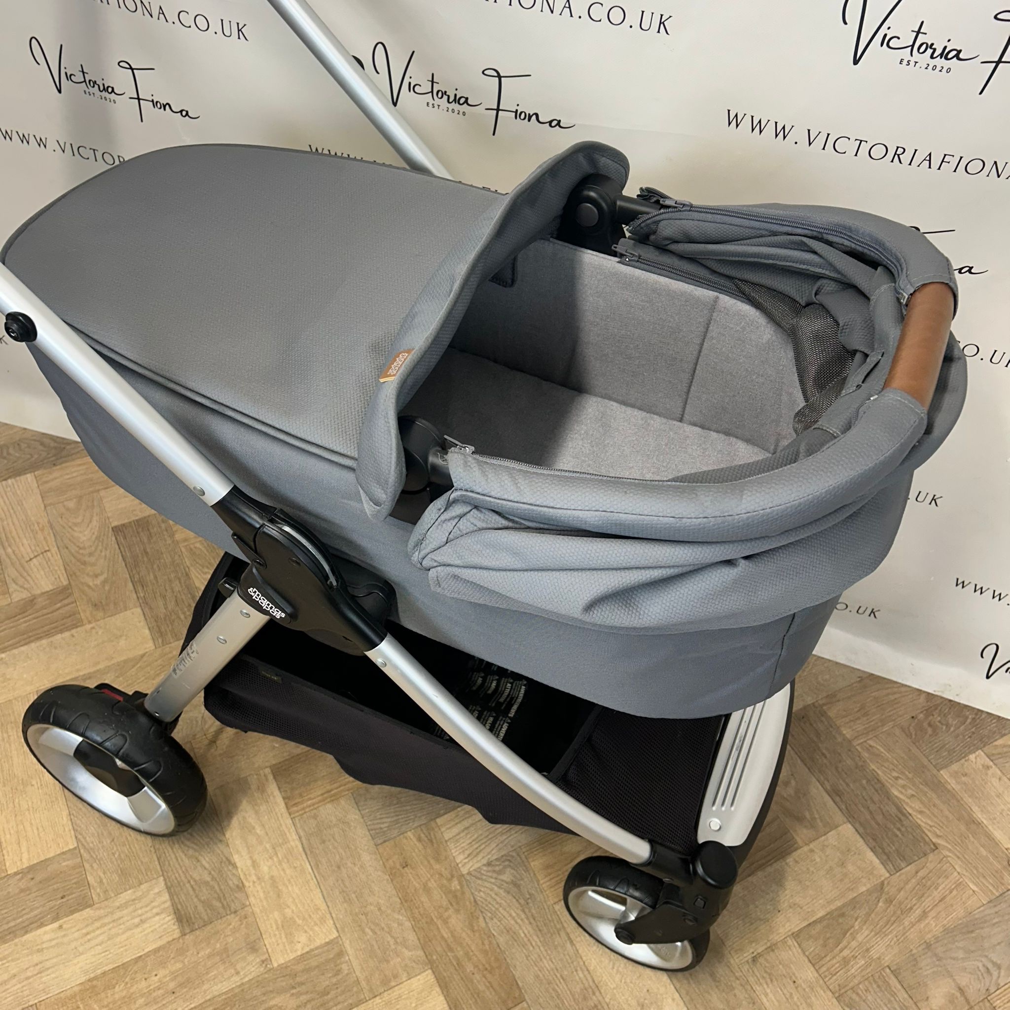 PRELOVED Mamas And Papas Flip xt2 Pushchair Travel System - Fossil Grey - Image 3