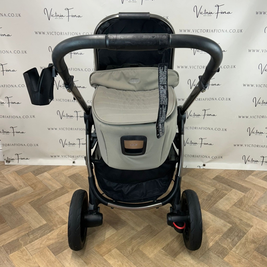 PRELOVED Mamas And Papas Ocarro Pushchair & Carrycot - Everest - Image 3