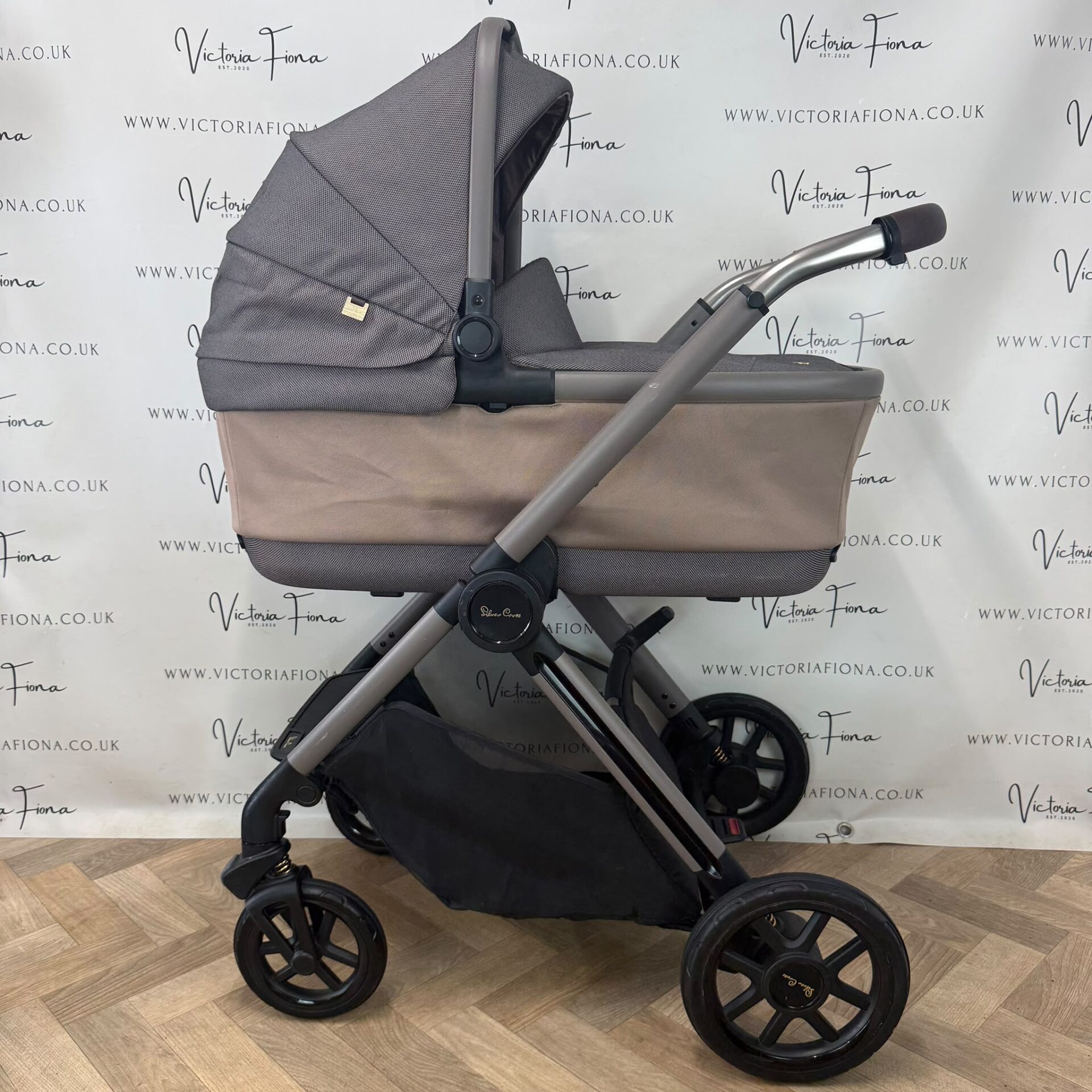PRELOVED Silver Cross Reef Ultimate Travel System. Carrycot, Pushchair & Car Seat - Earth - Image 2