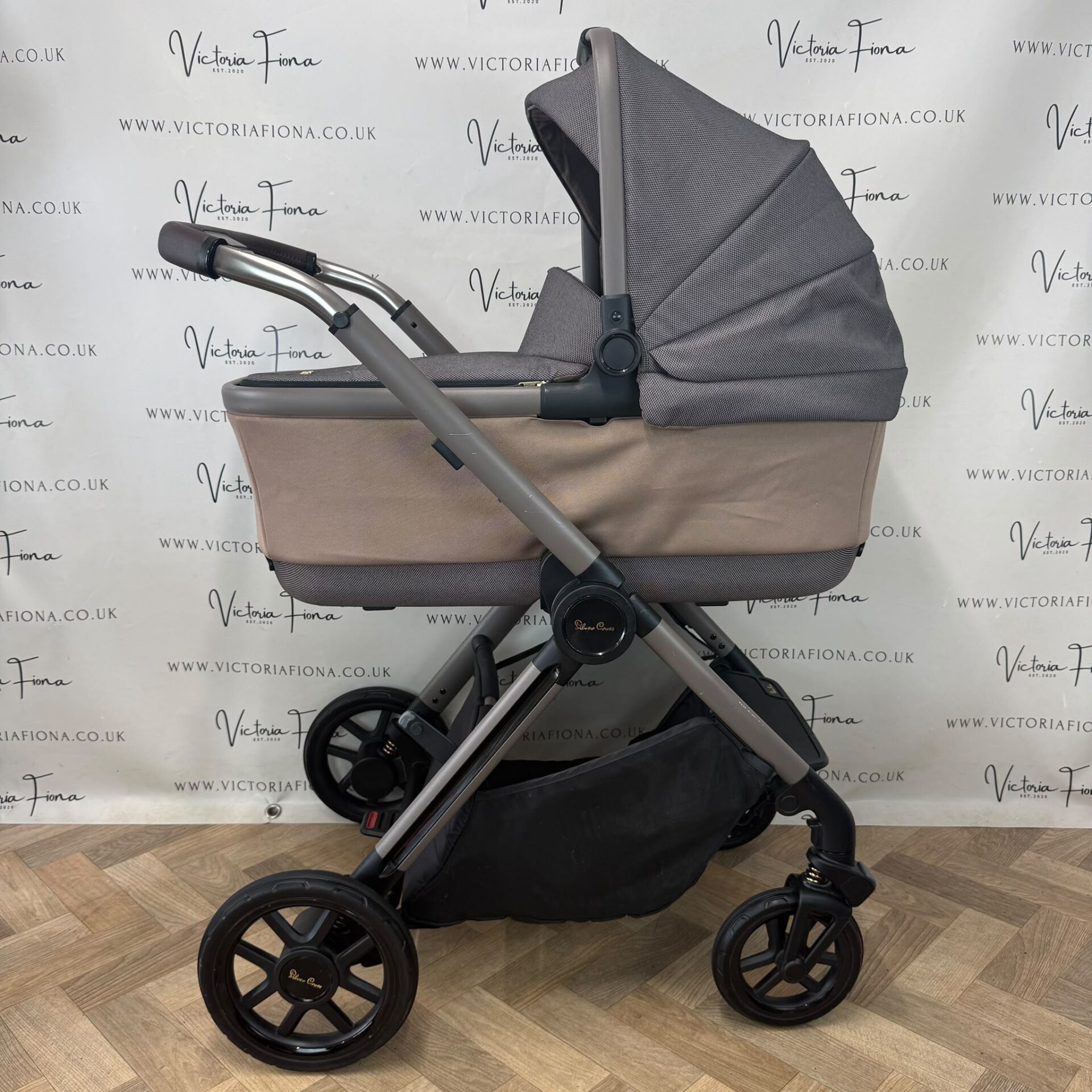 PRELOVED Silver Cross Reef Ultimate Travel System. Carrycot, Pushchair & Car Seat - Earth - Image 3