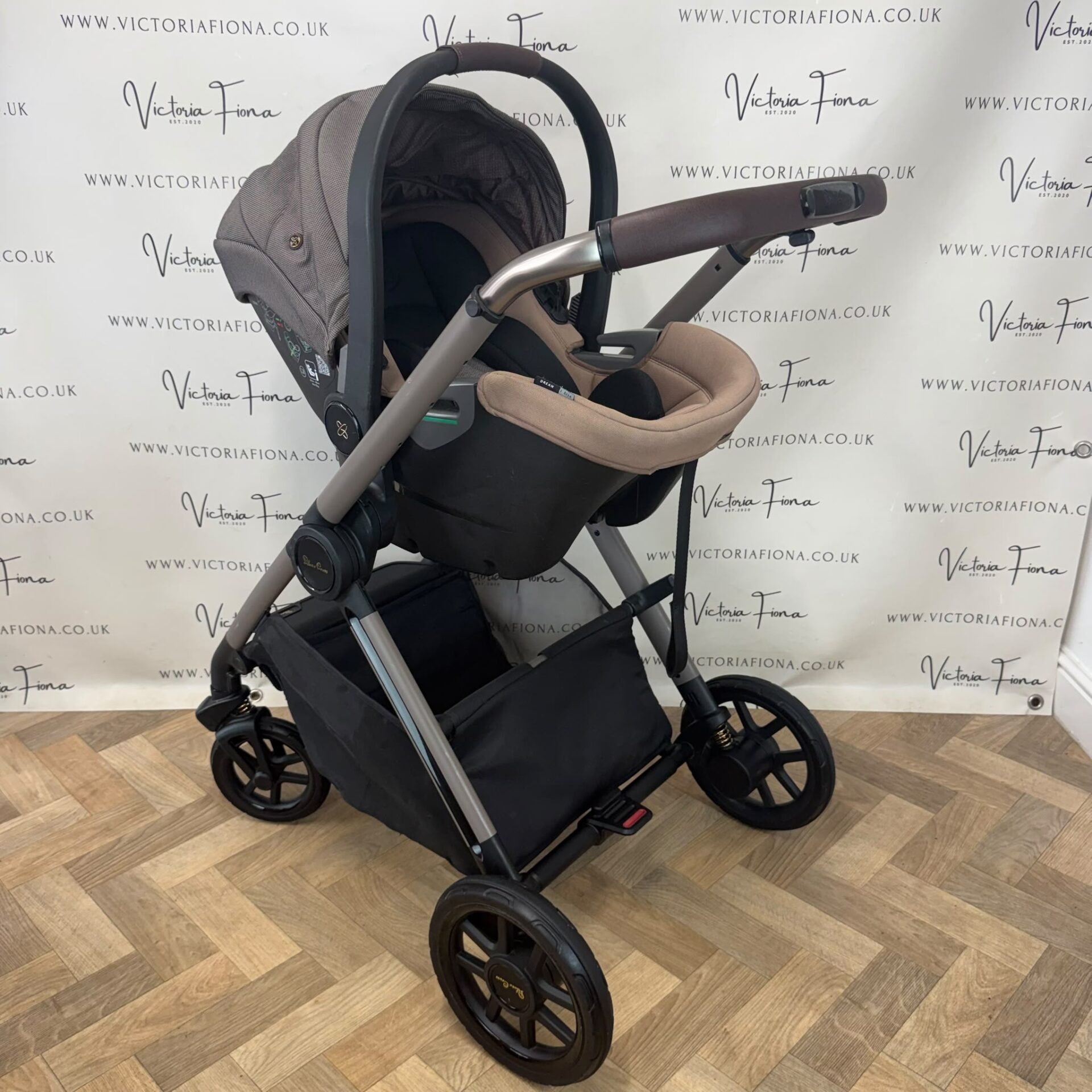 PRELOVED Silver Cross Reef Ultimate Travel System. Carrycot, Pushchair & Car Seat - Earth - Image 9