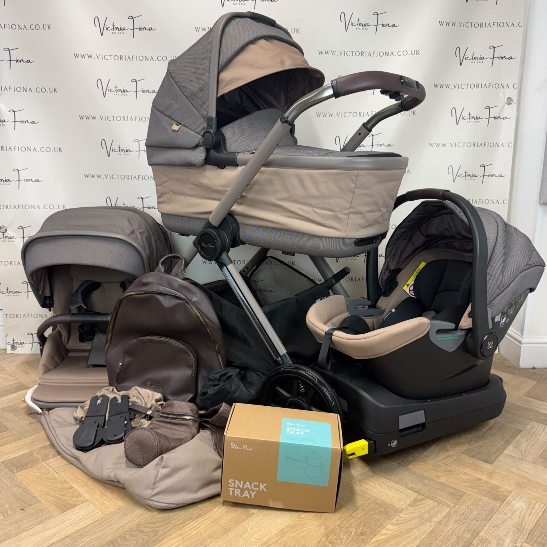 PRELOVED Silver Cross Reef Ultimate Travel System. Carrycot, Pushchair & Car Seat - Earth π