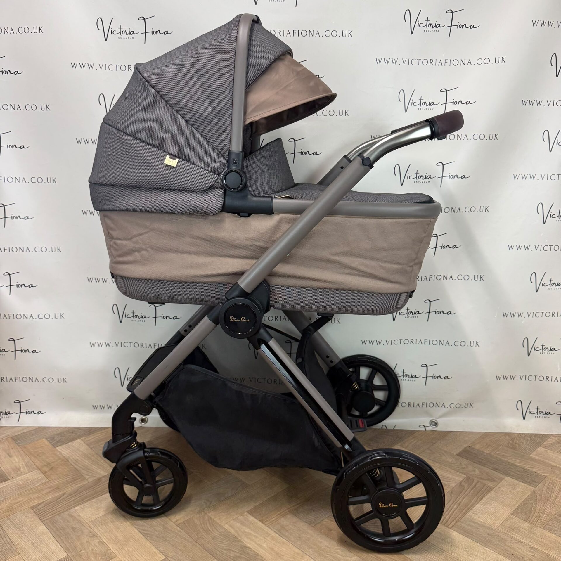PRELOVED Silver Cross Reef Ultimate Travel System. Carrycot, Pushchair & Car Seat - Earth π - Image 2