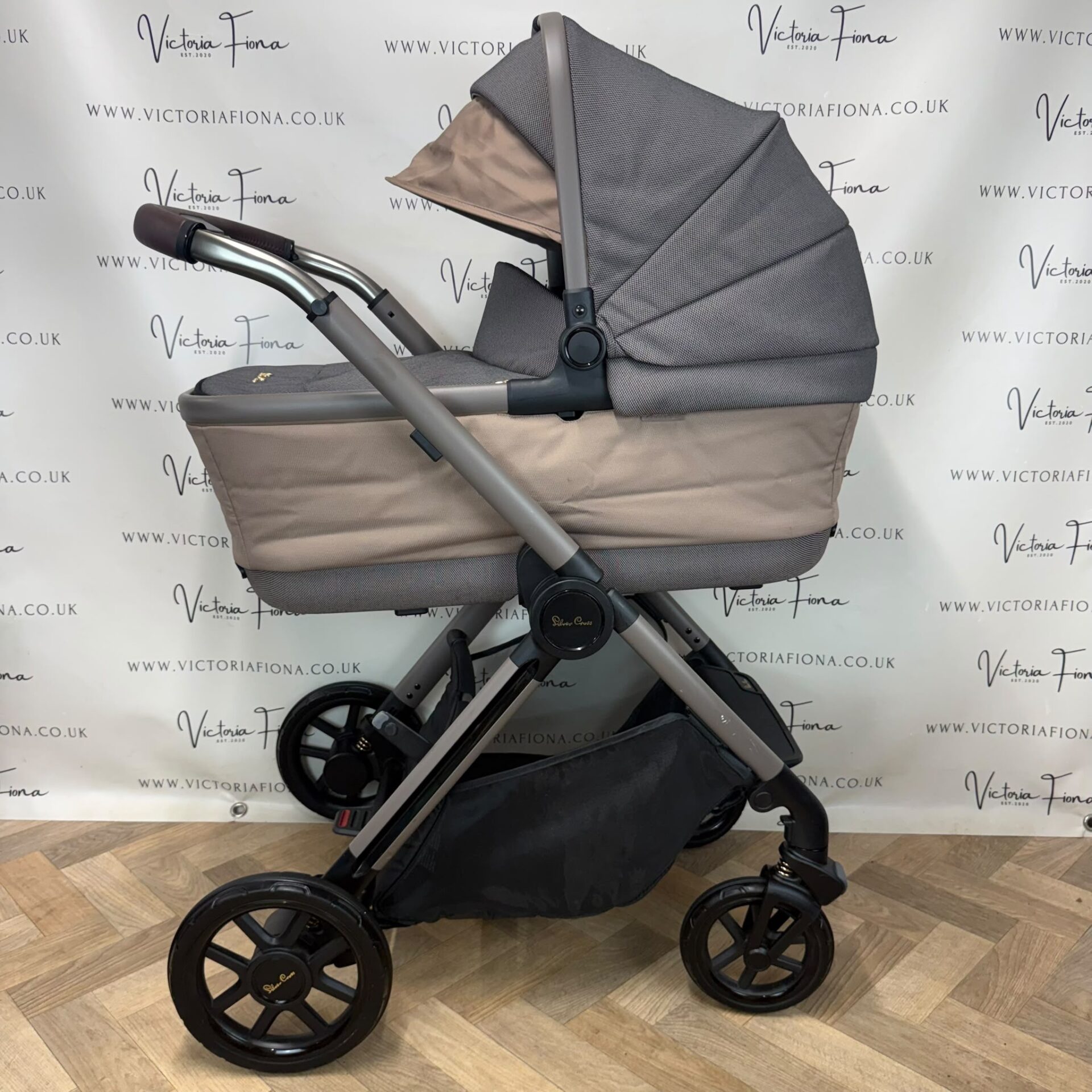 PRELOVED Silver Cross Reef Ultimate Travel System. Carrycot, Pushchair & Car Seat - Earth π - Image 4