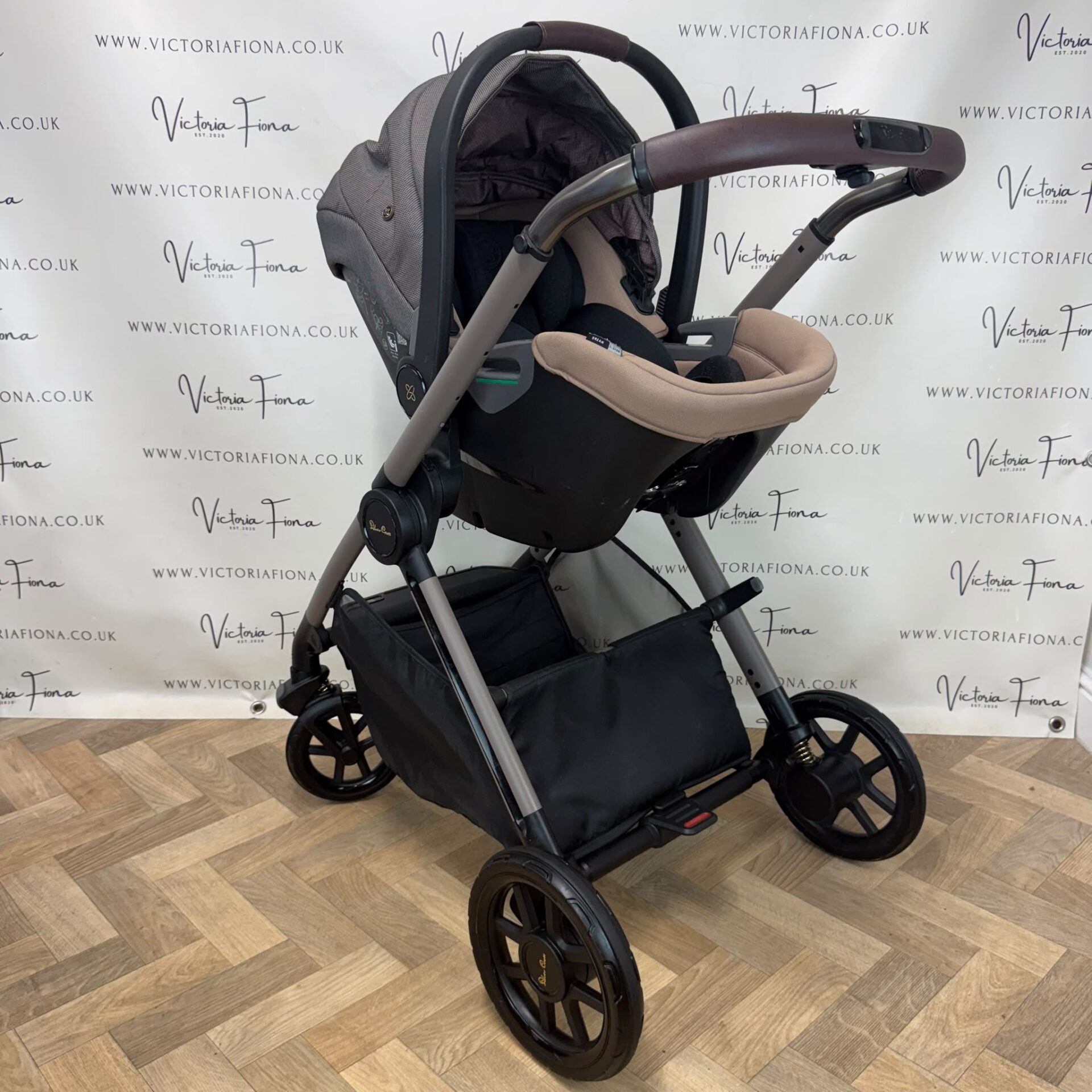PRELOVED Silver Cross Reef Ultimate Travel System. Carrycot, Pushchair & Car Seat - Earth π - Image 9