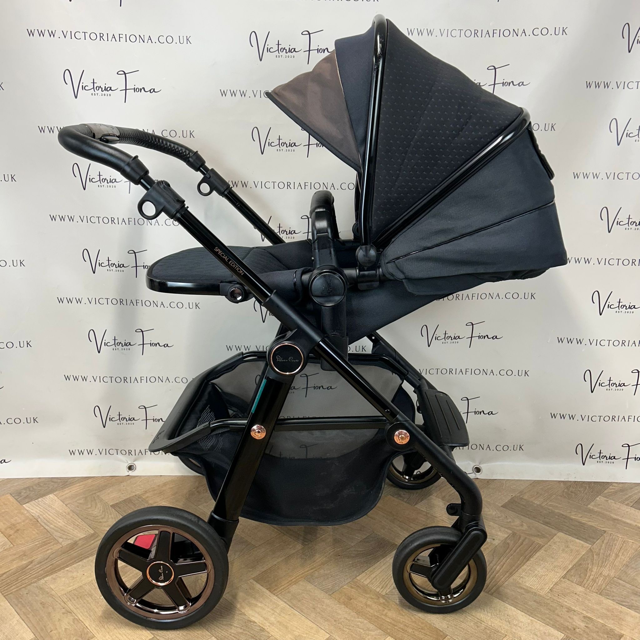 PRELOVED Silver Cross Pioneer Pushchair & Carrycot - Special Edition - Eclipse Black 🖤 - Image 4