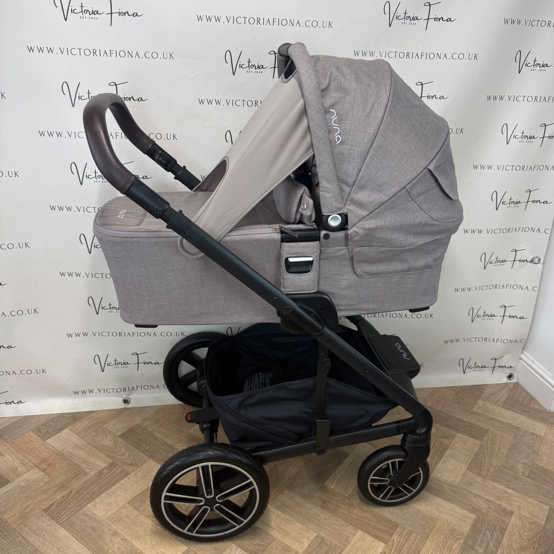 PRELOVED Nuna Mixx Next Pushchair, Carrycot & 360 Car Seat / Isofix RRP£1225 - Cedar - Image 4