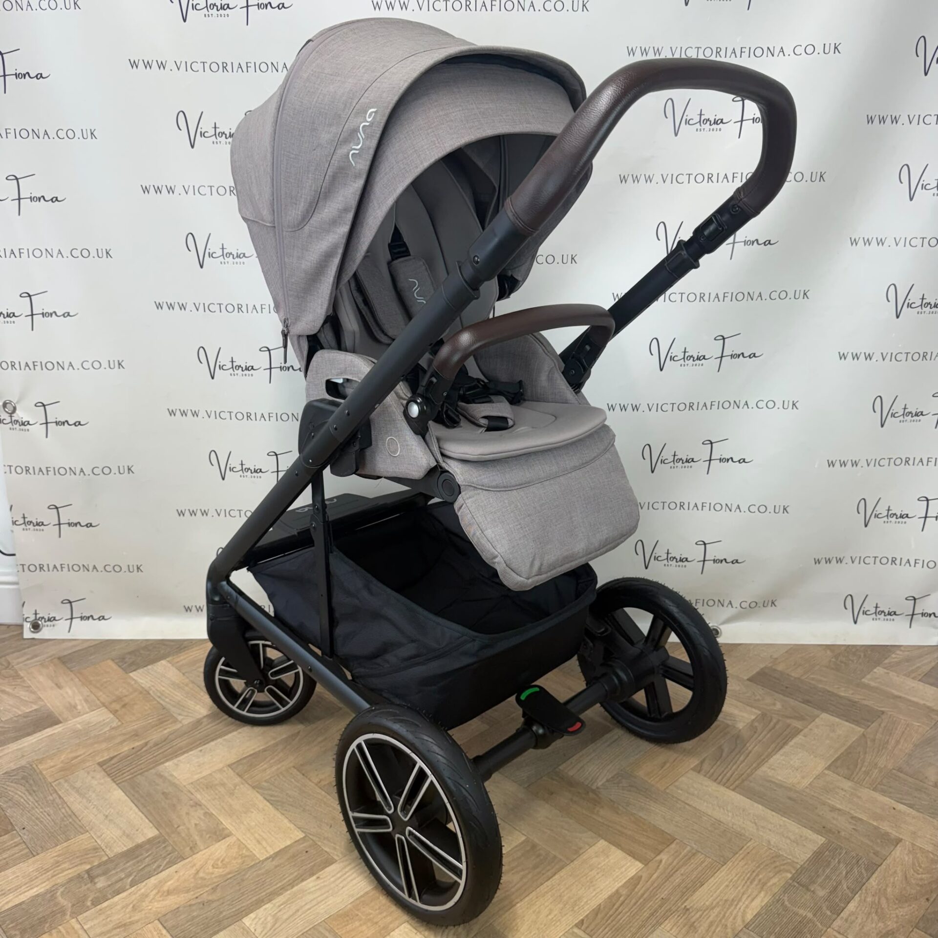 PRELOVED Nuna Mixx Next Pushchair, Carrycot & 360 Car Seat / Isofix RRP£1225 - Cedar - Image 5