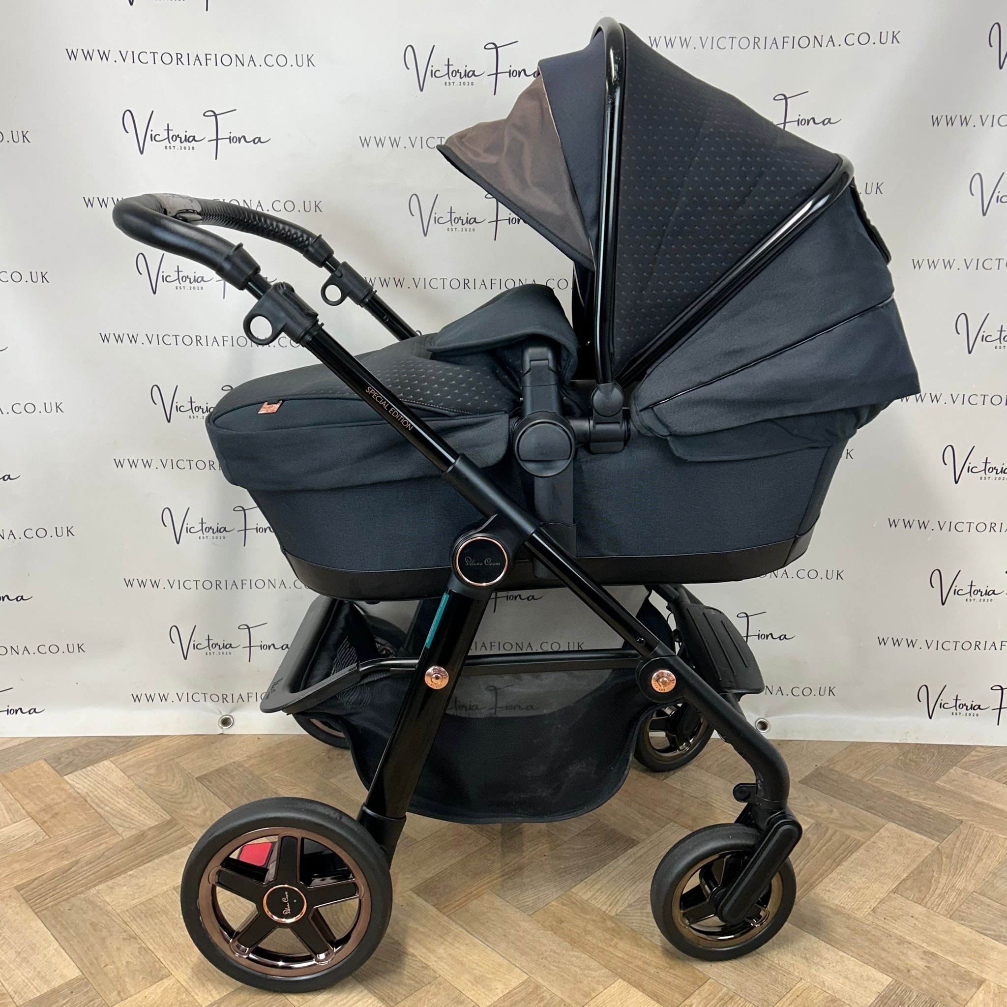 PRELOVED Silver Cross Pioneer Pushchair & Carrycot - Special Edition - Eclipse Black 🖤 - Image 3