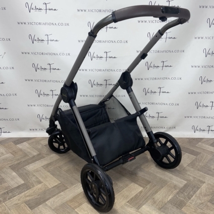 PRELOVED Silver Cross Reef Chassis with Wheels - Earth