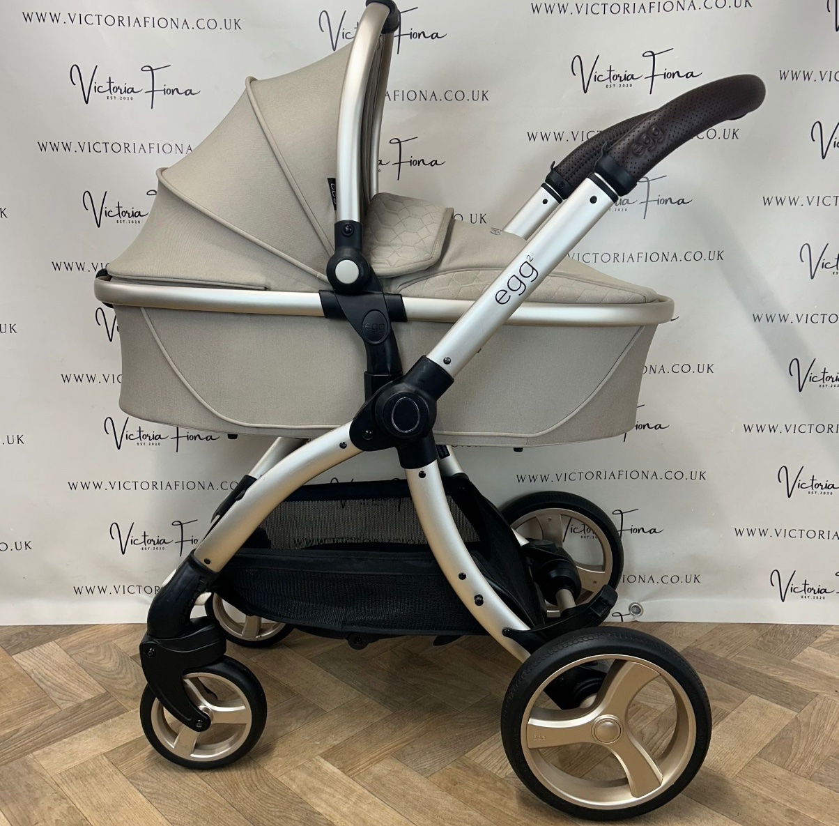 PRELOVED Egg2 Carrycot, Pushchair and 360 Spin Car Seat & Isofix - Feather 🪶 - Image 4