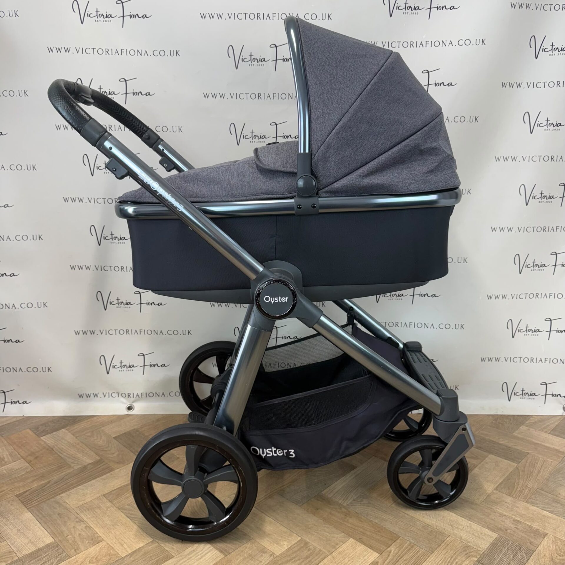 PRELOVED Babystyle Oyster 3 Pushchair Travel System with 360 Spin Lie Flat Car Seat - Fossil Grey - Image 4