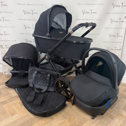 PRELOVED Venicci Tinum 2.0 Carrycot & Pushchair with Car Seat & Isofix – Stylish Black