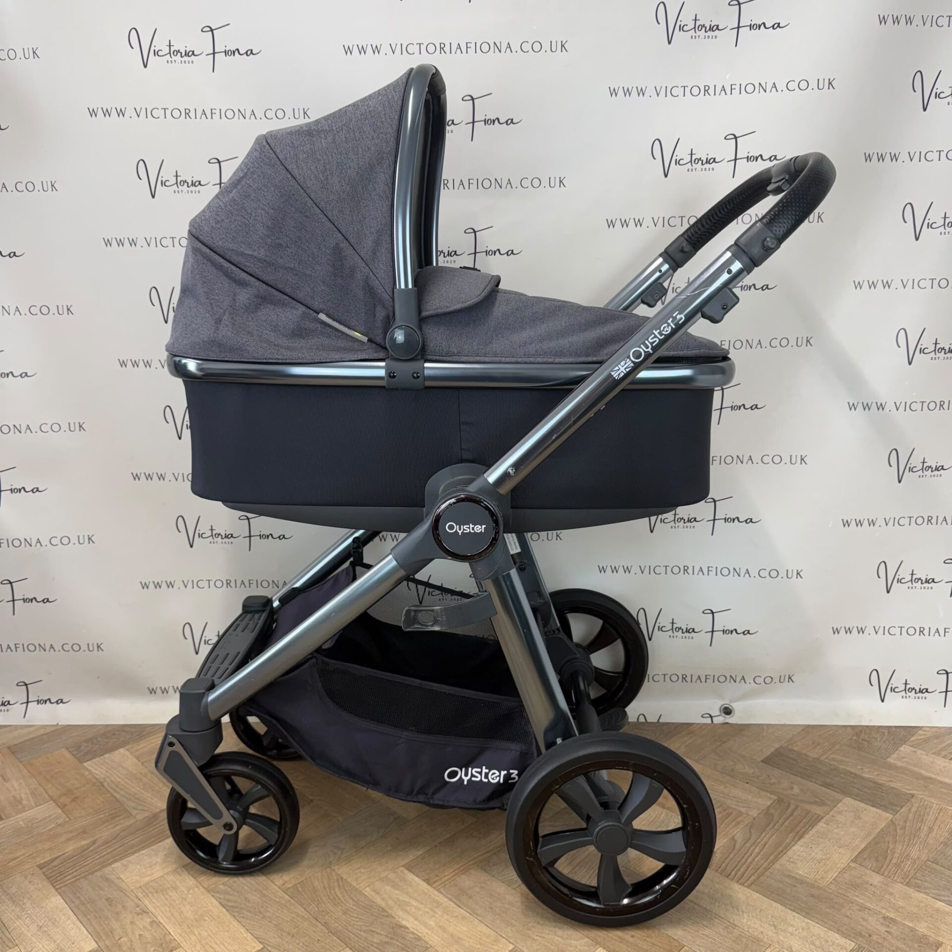 PRELOVED Babystyle Oyster 3 Pushchair Travel System with 360 Spin Lie Flat Car Seat - Fossil Grey - Image 2