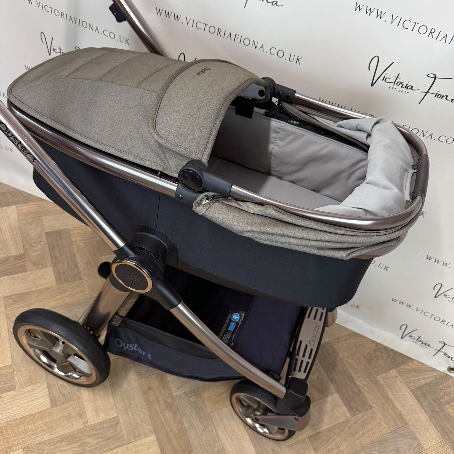 PRELOVED Babystyle Oyster 3 Pushchair & Carrycot with Car Seat & Isofix - Mink - Image 3