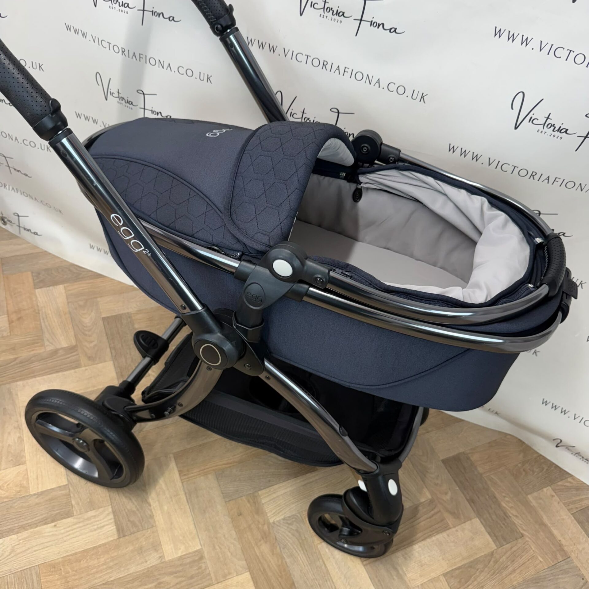 PRELOVED Egg2 Carrycot & Pushchair - Cobalt Blue π - Image 4