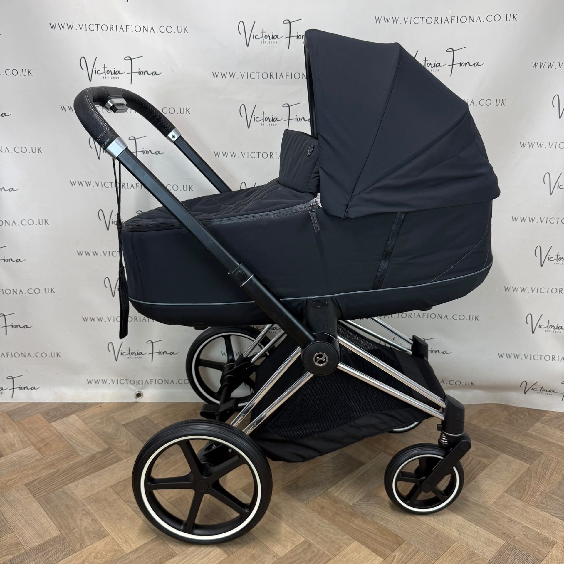 PRELOVED Cybex Priam Carrycot & Pushchair - Black & Chrome - Image 4