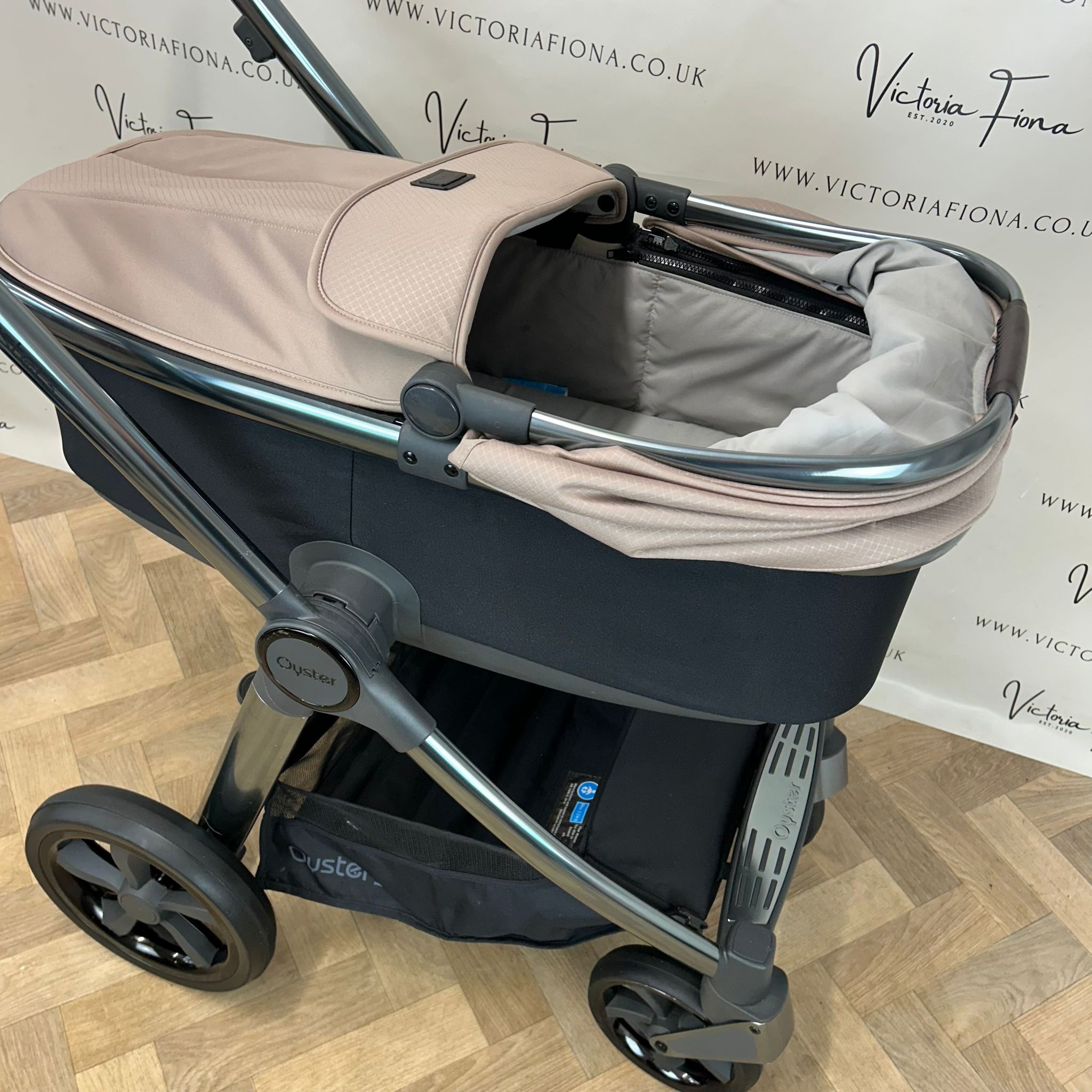 PRELOVED Babystyle Oyster 3 Carrycot & Pushchair - Butterscotch - Image 3