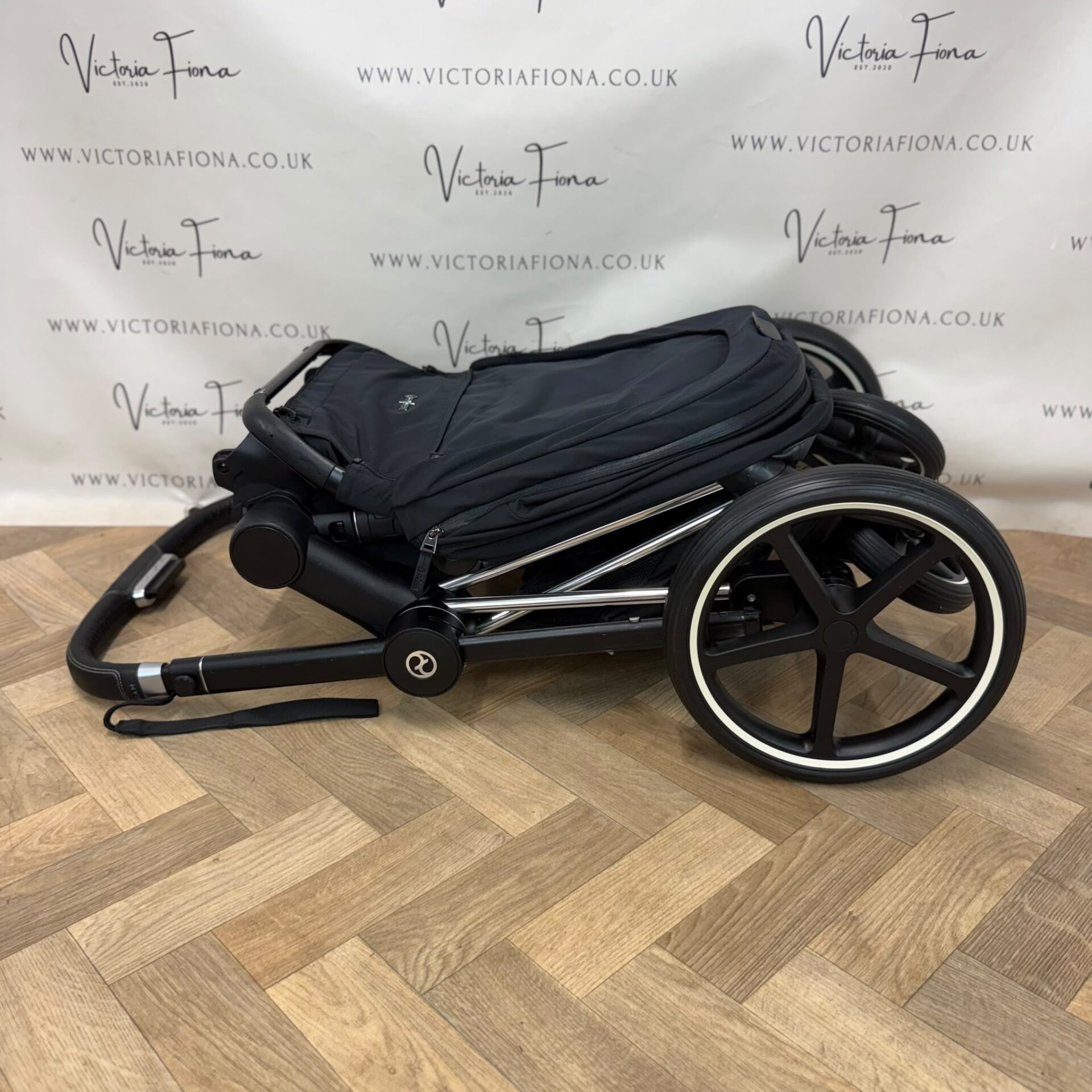 PRELOVED Cybex Priam Carrycot & Pushchair - Black & Chrome - Image 8