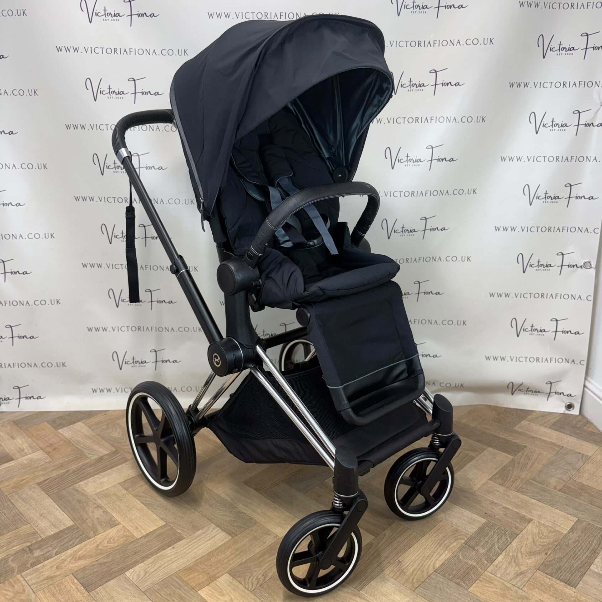 PRELOVED Cybex Priam Carrycot & Pushchair - Black & Chrome - Image 7