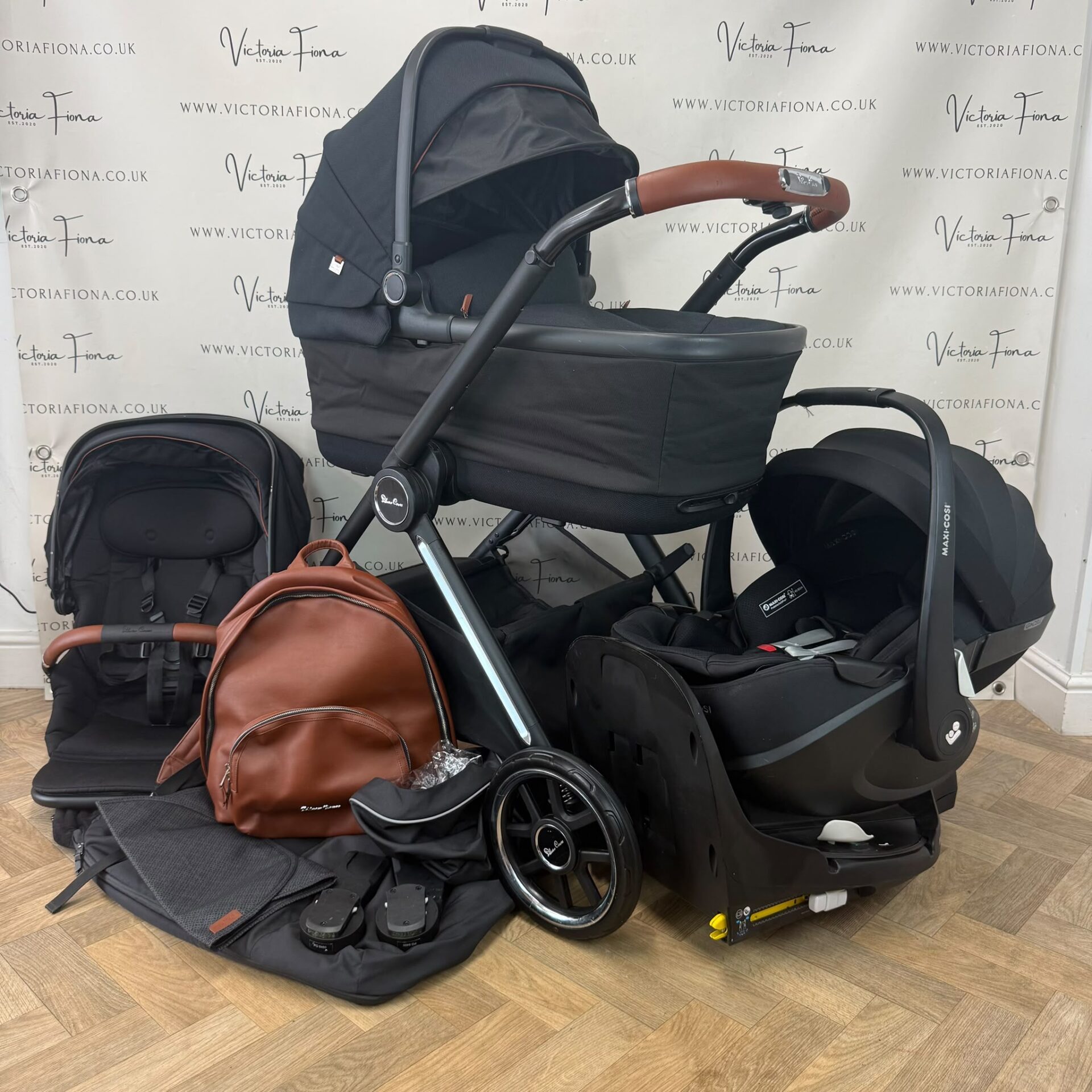 PRELOVED Silver Cross Reef Carrycot, Pushchair & Maxi Cosi Pebble 360 Pro Car Seat and Isofix - Orbit Black