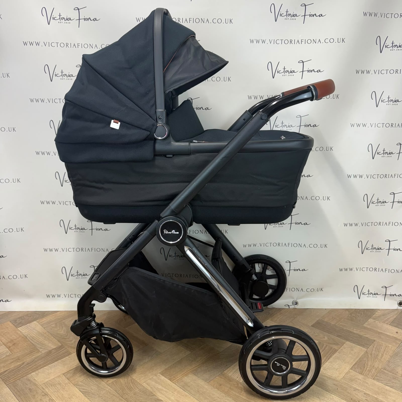 PRELOVED Silver Cross Reef Carrycot & Pushchair - Orbit Black - Image 2