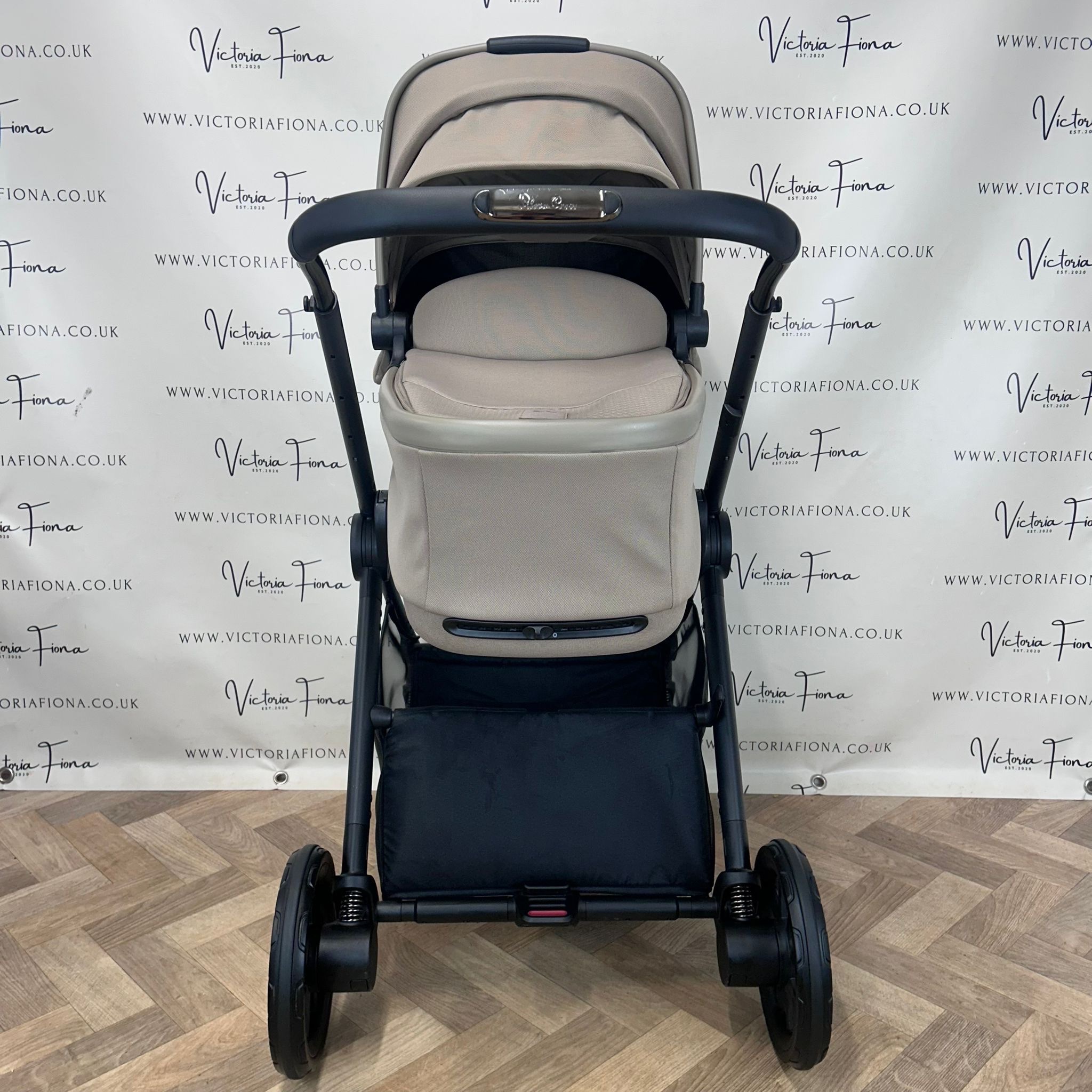 PRELOVED Silver Cross Reef 2 Carrycot & Pushchair - Mocha - Image 3