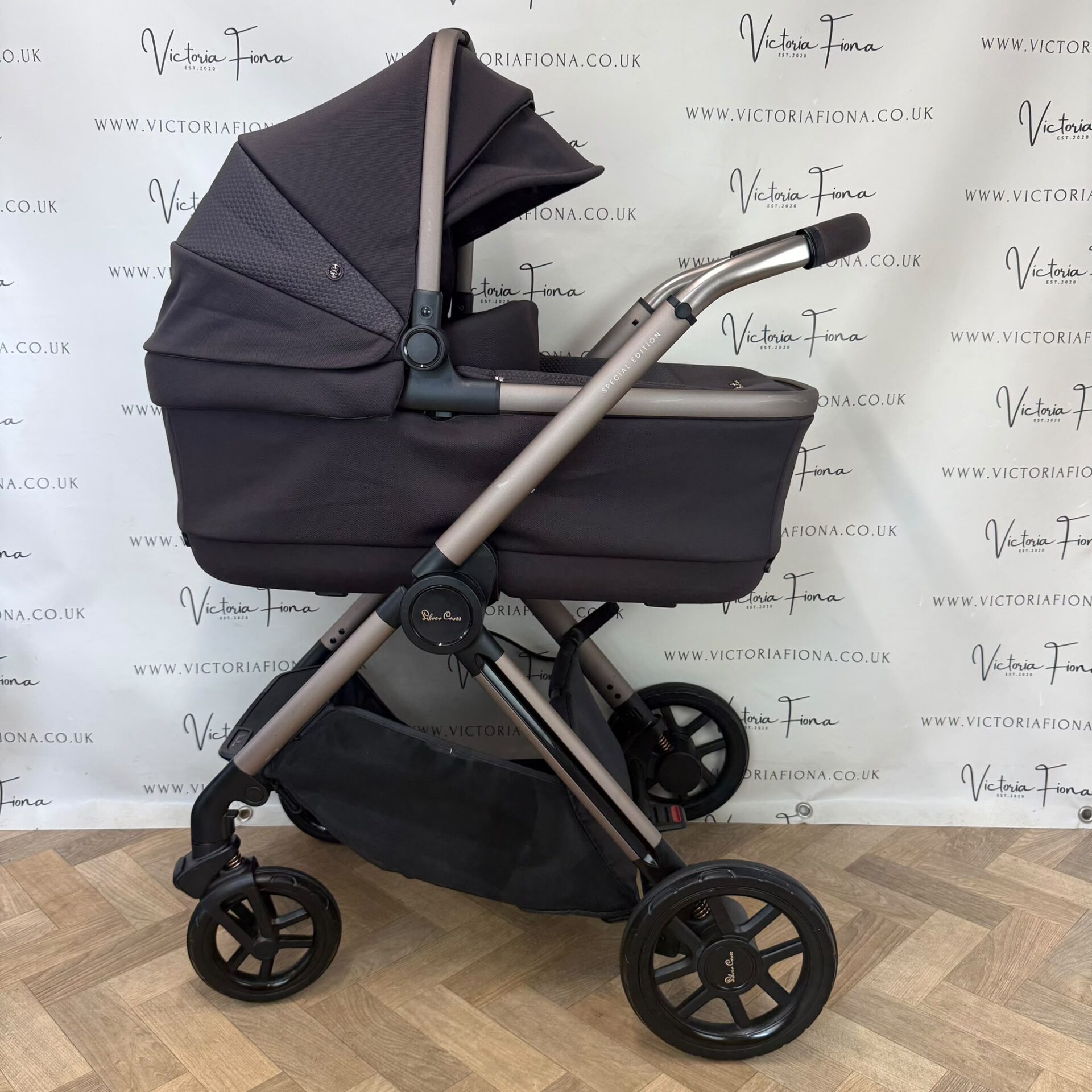 PRELOVED Silver Cross Reef 2 Carrycot & Pushchair - Ganache - Image 2