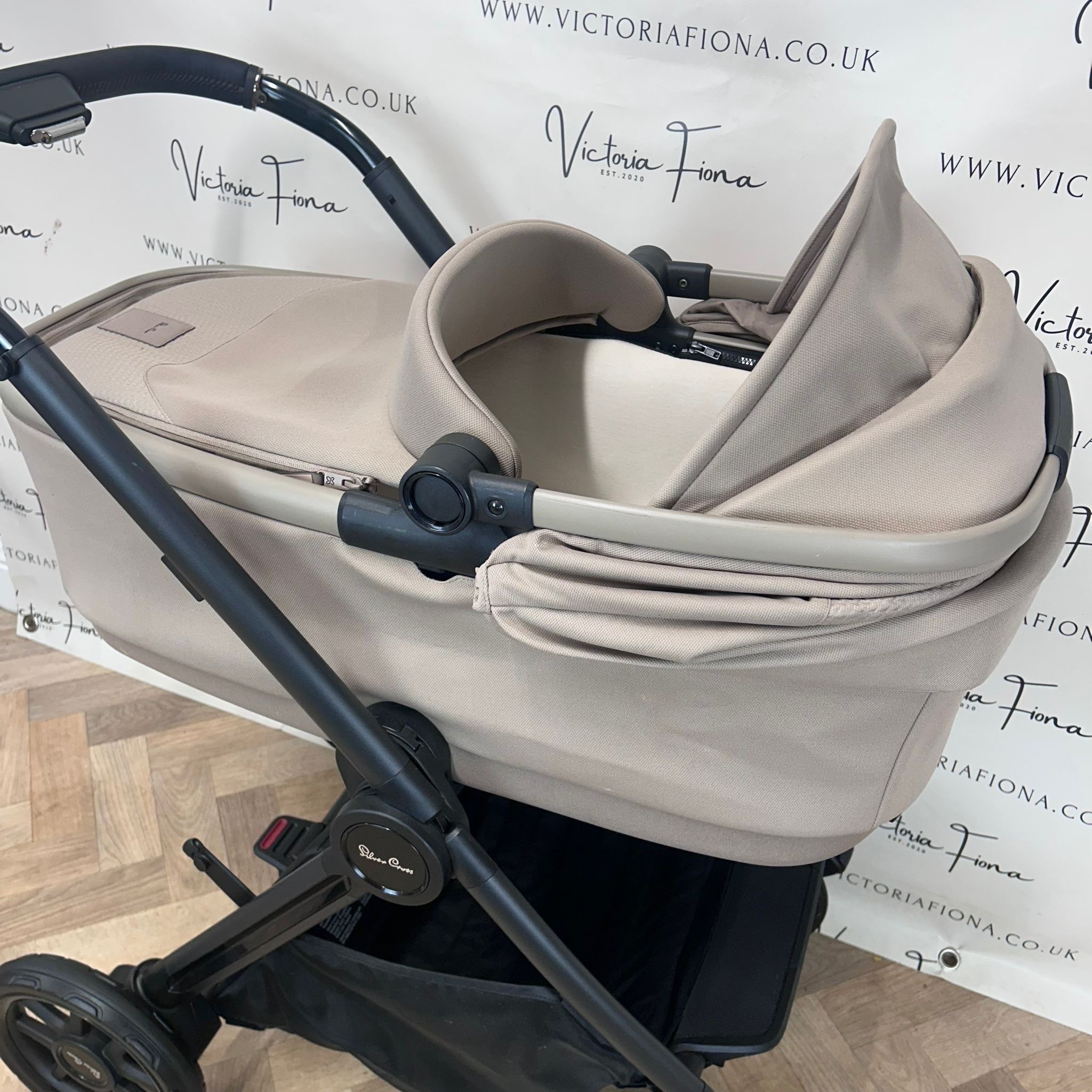 PRELOVED Silver Cross Reef 2 Carrycot & Pushchair - Mocha - Image 4