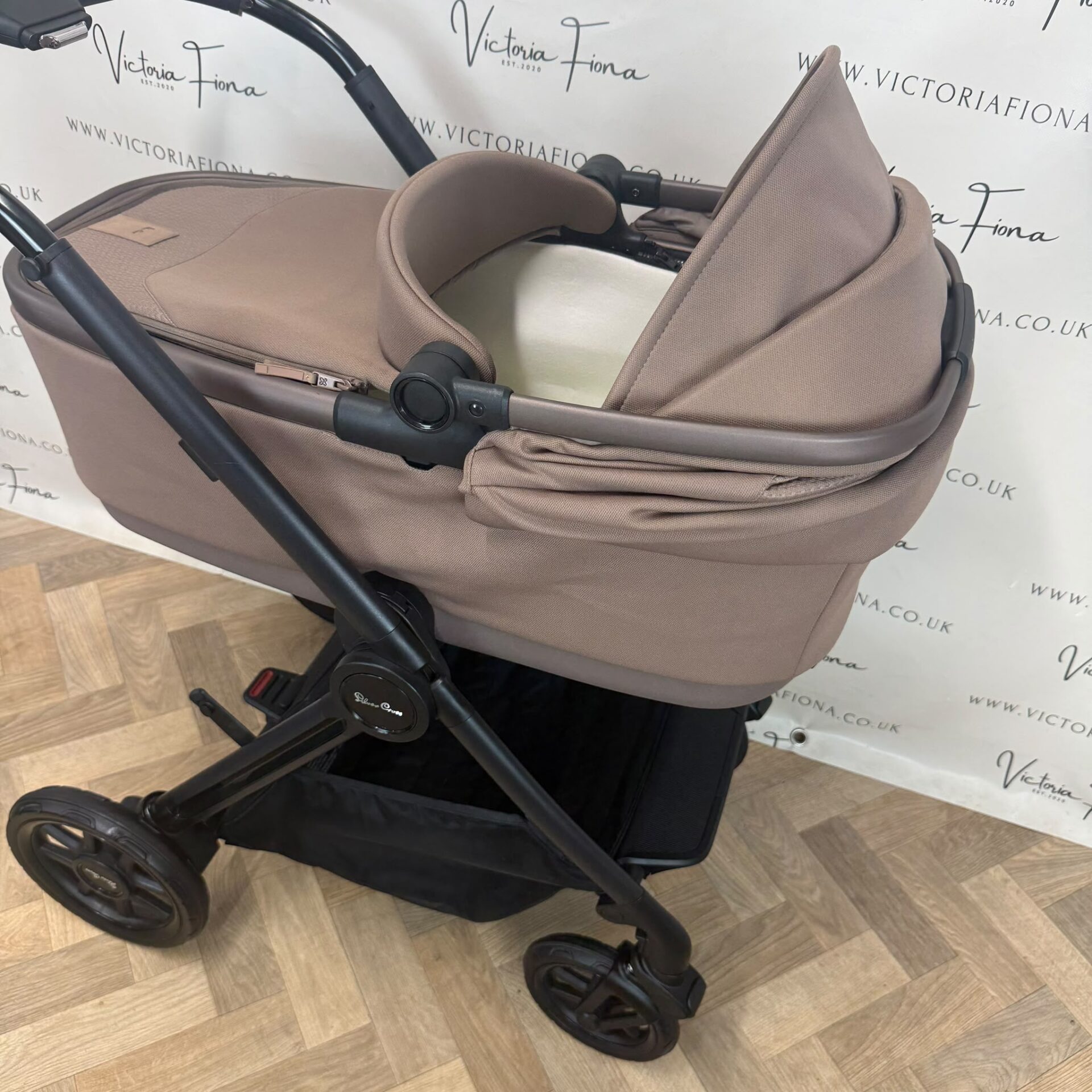 PRELOVED Silver Cross Reef 2 Carrycot & Pushchair - Caramel - Image 8