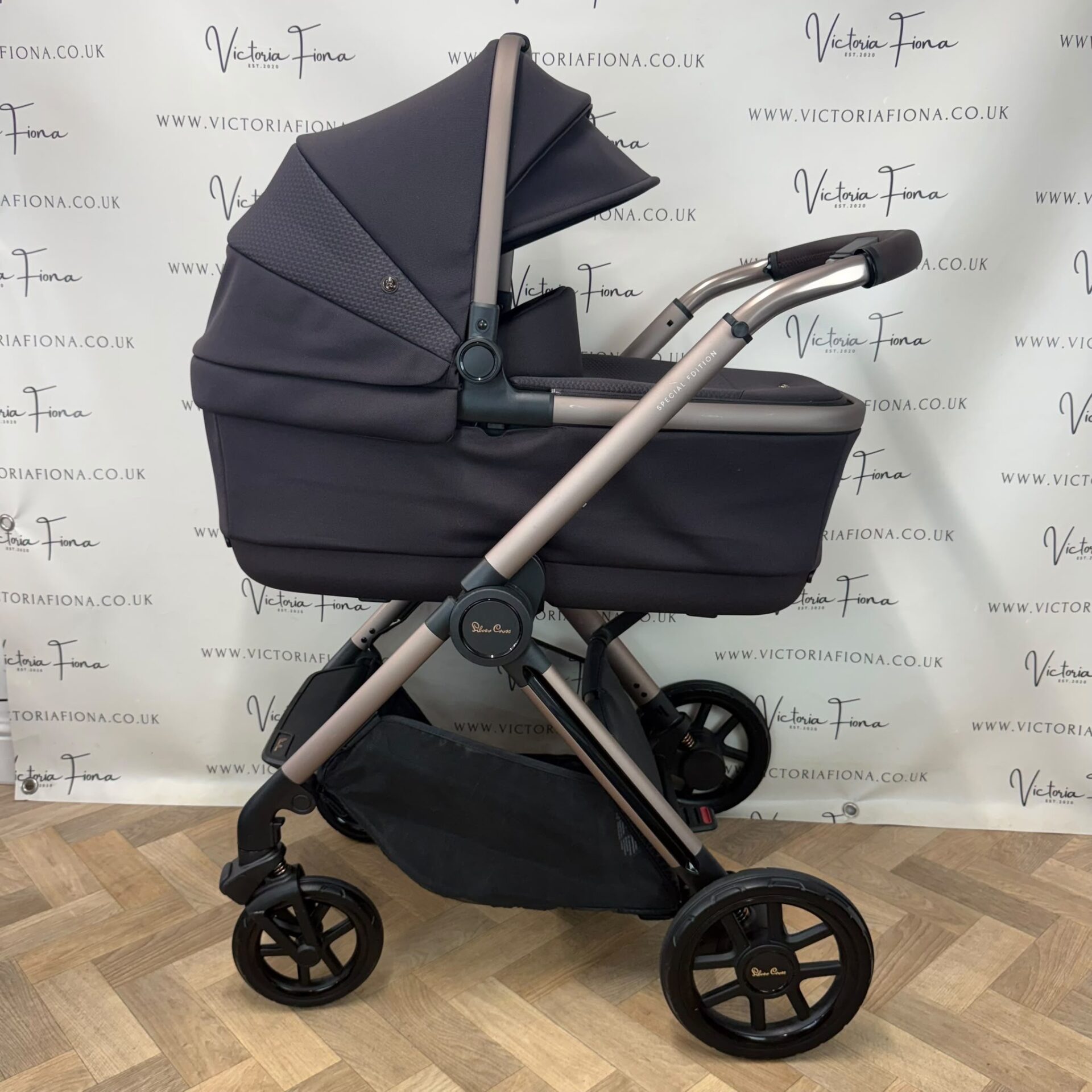 PRELOVED Silver Cross Reef 2 Carrycot & Pushchair with Dream Car Seat & Isofix - Ganache - Image 2
