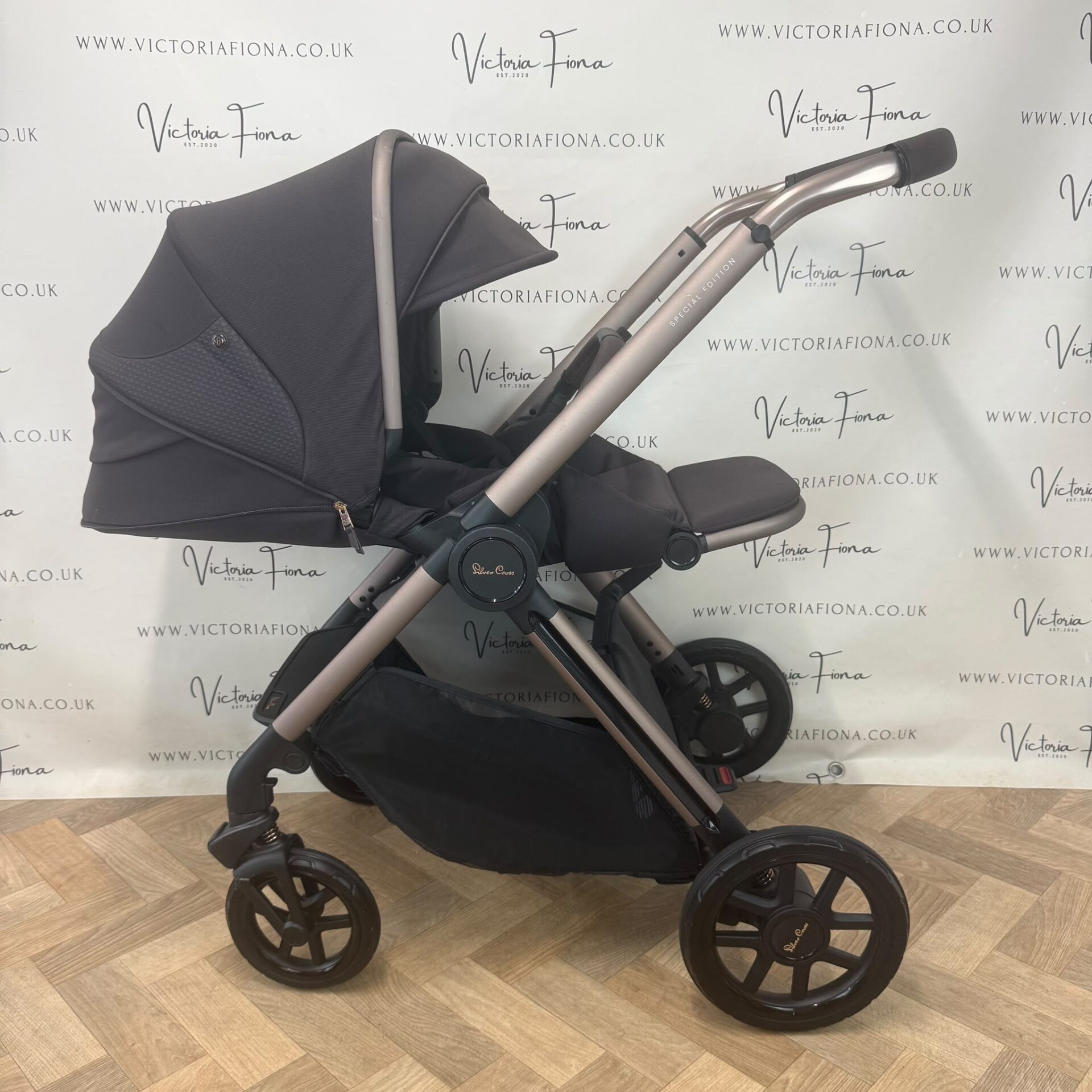 PRELOVED Silver Cross Reef 2 Carrycot & Pushchair with Dream Car Seat & Isofix - Ganache - Image 6