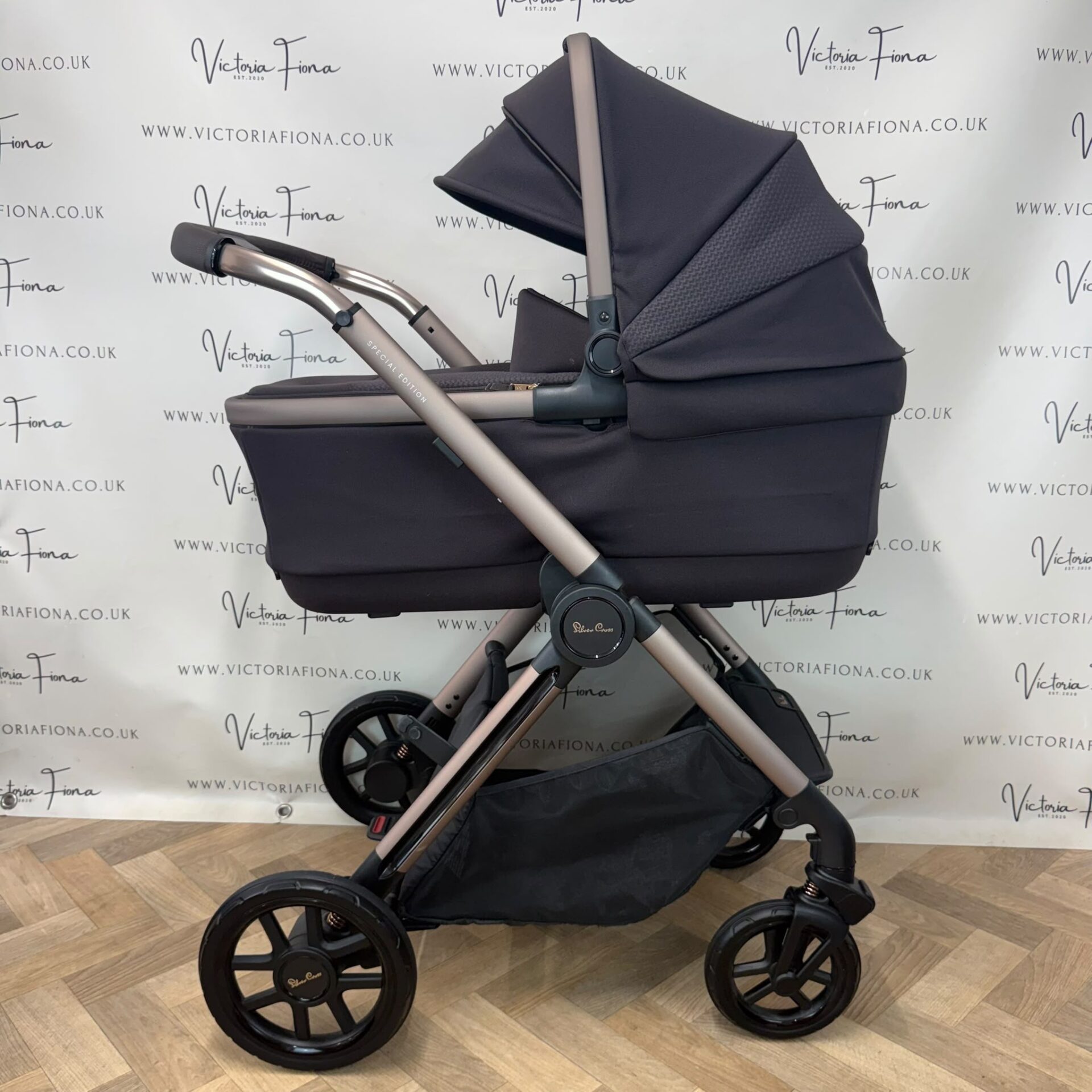 PRELOVED Silver Cross Reef 2 Carrycot & Pushchair with Dream Car Seat & Isofix - Ganache - Image 4
