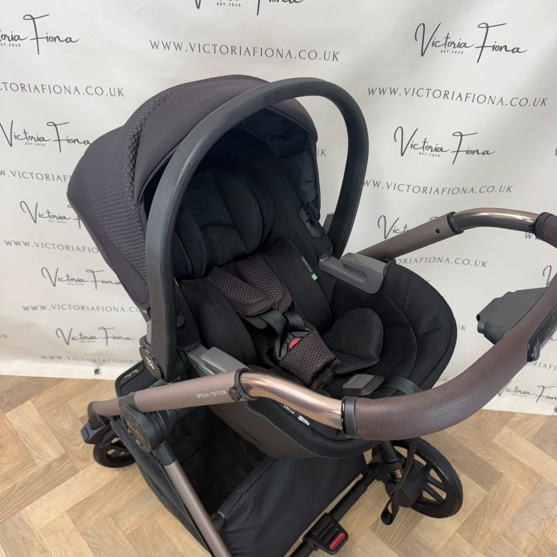 PRELOVED Silver Cross Reef 2 Carrycot & Pushchair with Dream Car Seat & Isofix - Ganache - Image 9