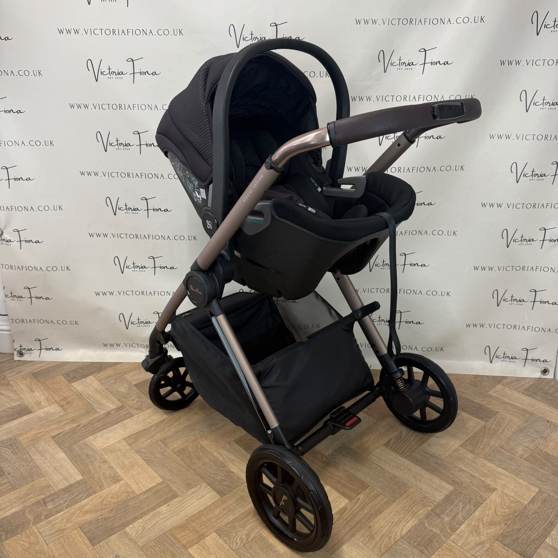 PRELOVED Silver Cross Reef 2 Carrycot & Pushchair with Dream Car Seat & Isofix - Ganache - Image 8