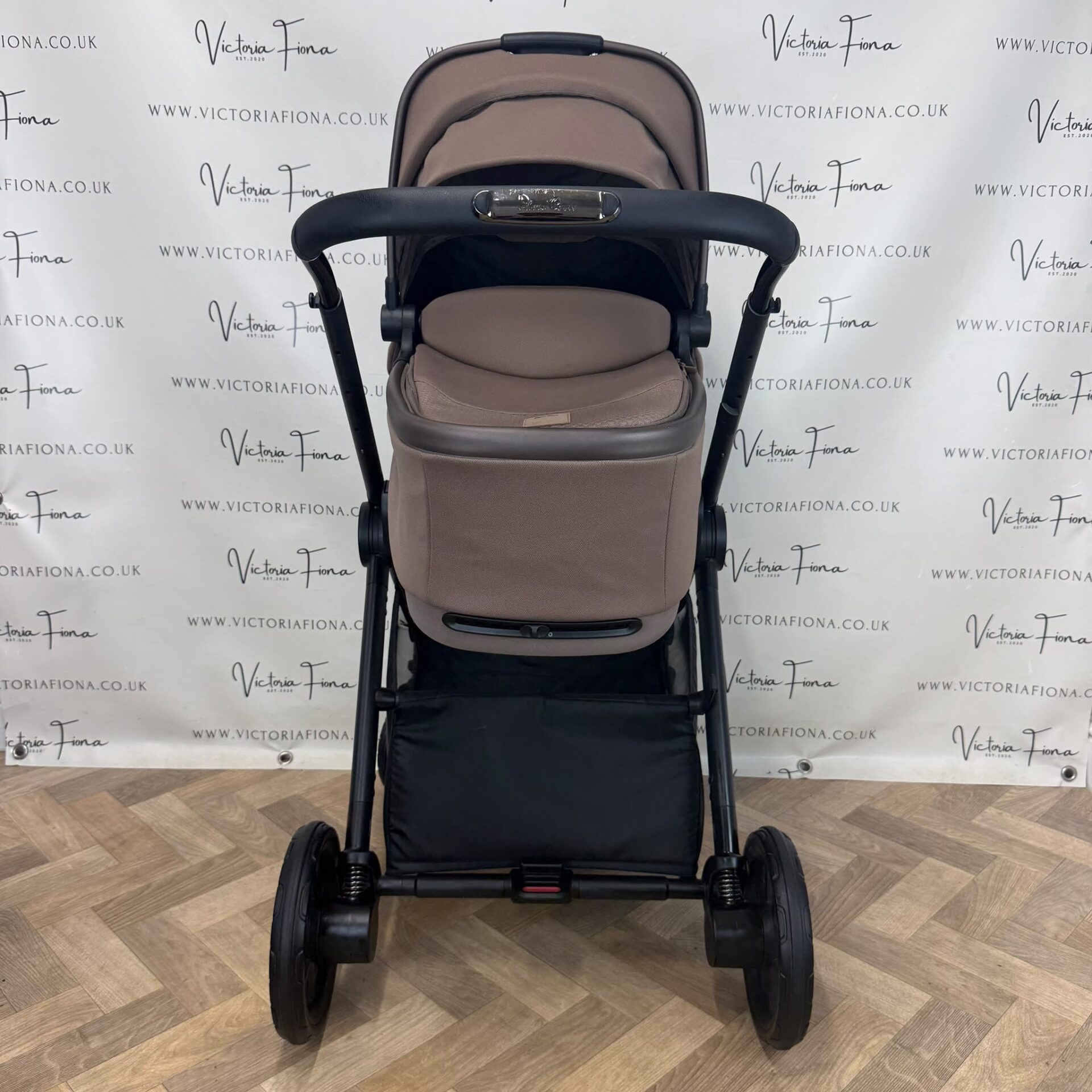 PRELOVED Silver Cross Reef 2 Carrycot & Pushchair - Caramel - Image 6