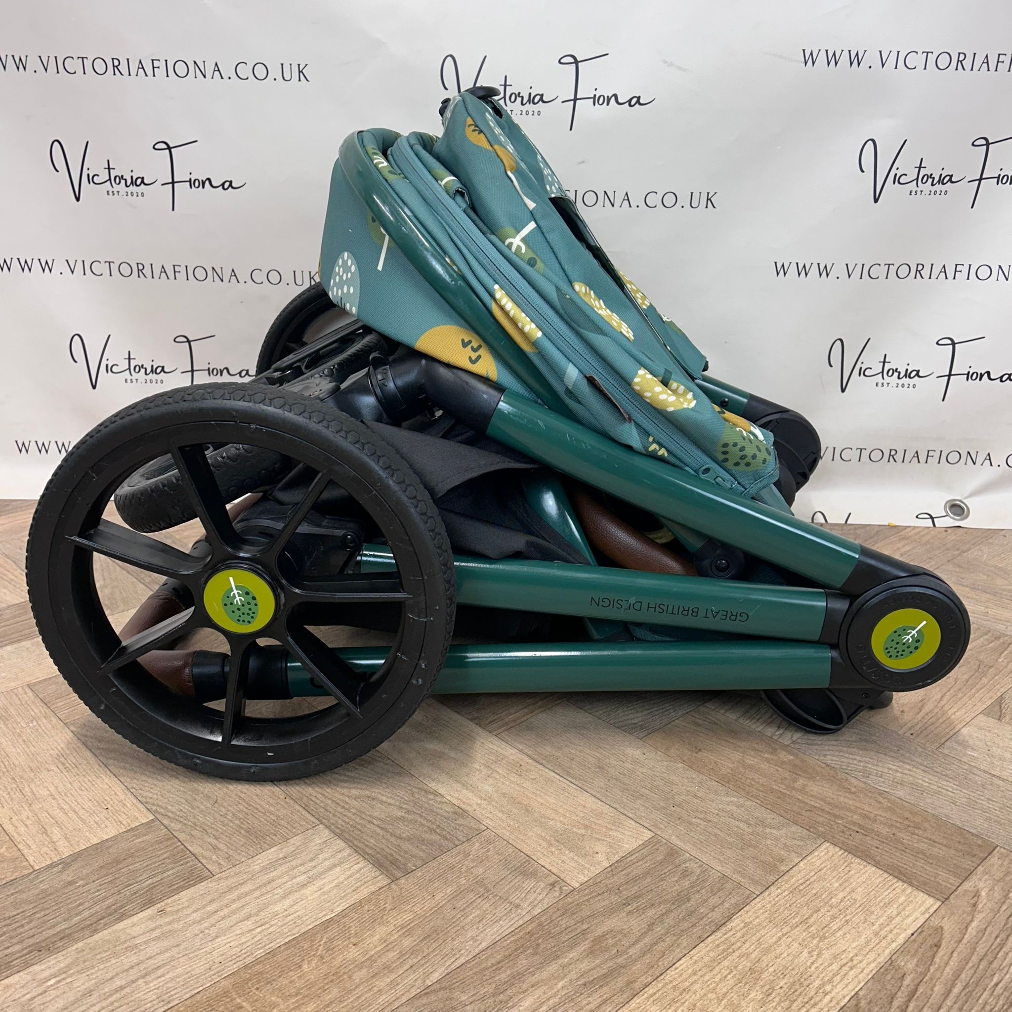 PRELOVED Cosatto Giggle 4 Carrycot & Pushchair - Faraway Green - Image 9