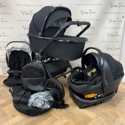 PRELOVED Venicci Tinum Edge 3 in 1 Carrycot & Pushchair with Car Seat & Isofix - All Black