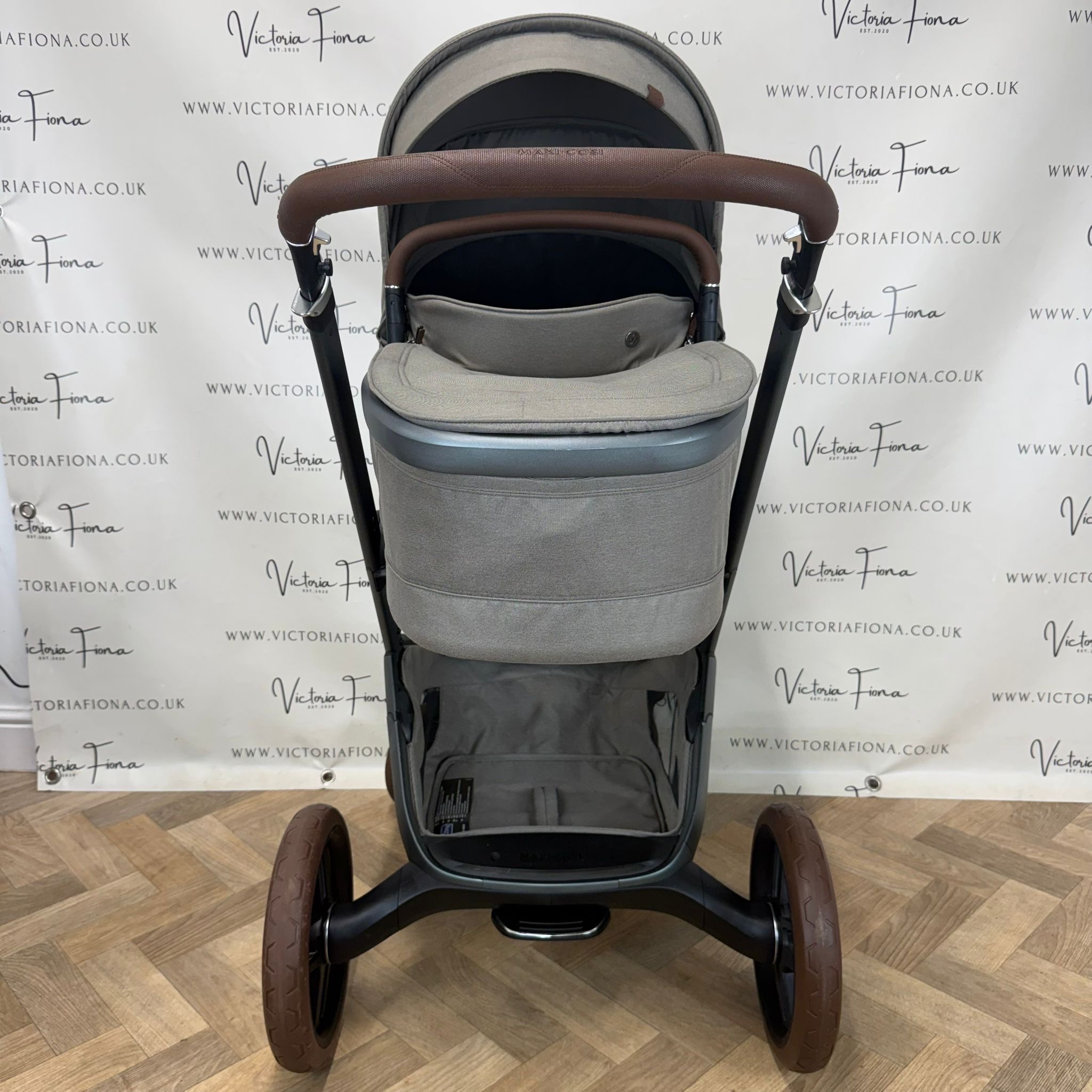 PRELOVED Maxi Cosi Fame Carrycot & Pushchair - Twillic Truffle with Brown Wheels - Image 3