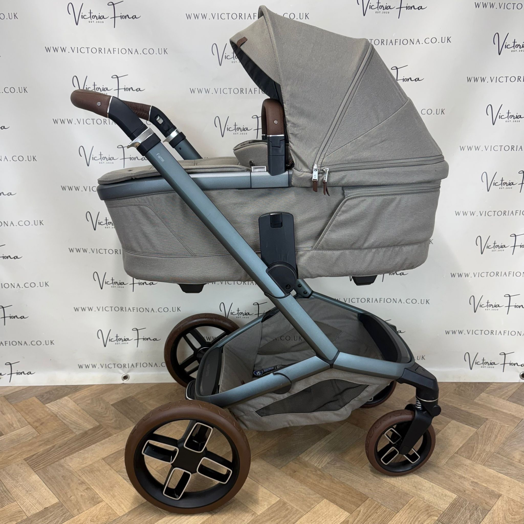 PRELOVED Maxi Cosi Fame Carrycot & Pushchair - Twillic Truffle with Brown Wheels - Image 5