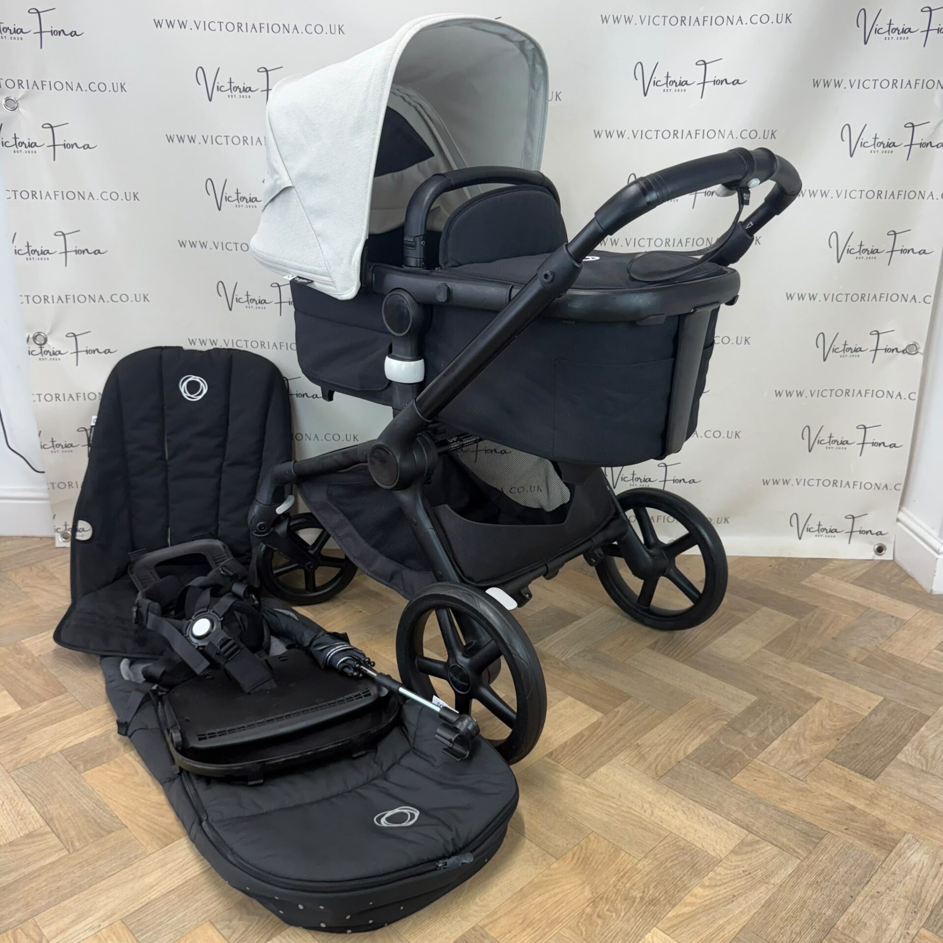 PRELOVED Bugaboo Fox 5 Carrycot & Pushchair with accessories - Misty White & Black