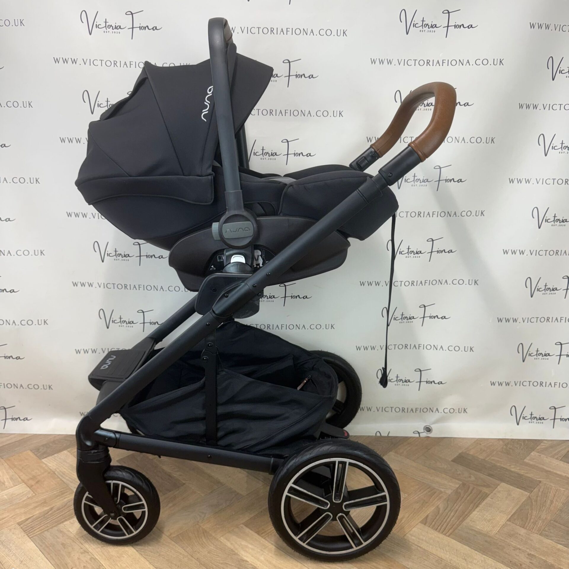 PRELOVED Nuna Mixx Next Carrycot & Pushchair with Car Seat & Isofix - Granite Grey - Image 8