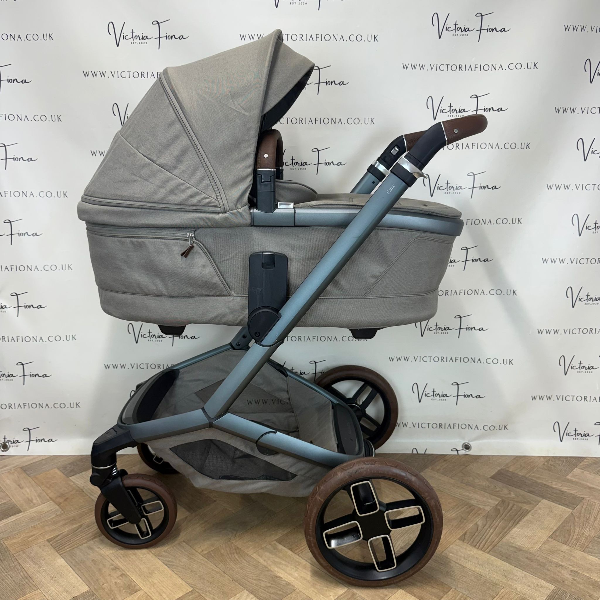 PRELOVED Maxi Cosi Fame Carrycot & Pushchair - Twillic Truffle with Brown Wheels - Image 2