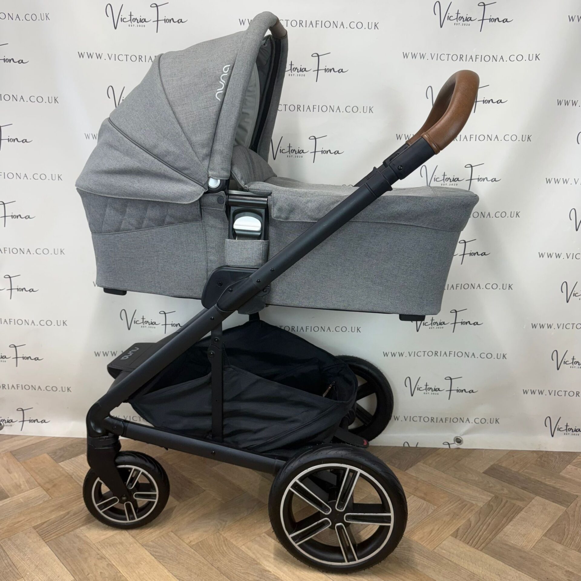 PRELOVED Nuna Mixx Next Carrycot & Pushchair with Car Seat & Isofix - Granite Grey - Image 4